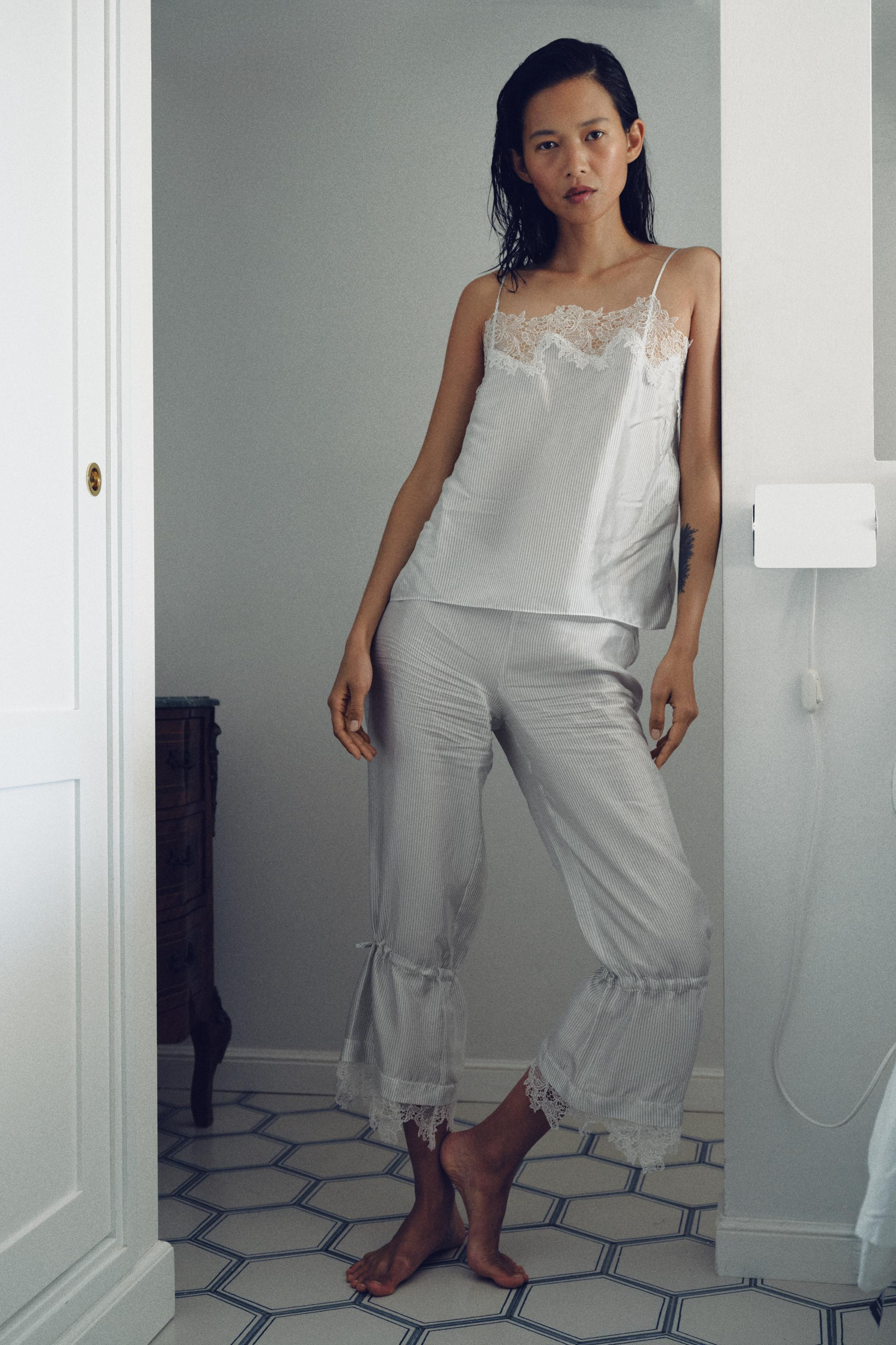 STRIPED LACE CAPRI PANTS | Zara US