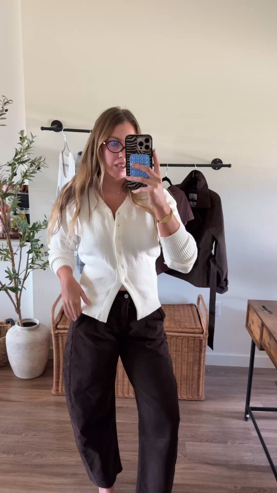 Don’t wait on this cinch button down cardigan top from Amazon 👏🏼

Creates instant curves for my rectangle girls + SO easy to wear. This is one of those finds I’d grab now rather than come back for later and find it sold out 😩🤎

I’m 510 wearing a medium, but I’m going to return for a small!