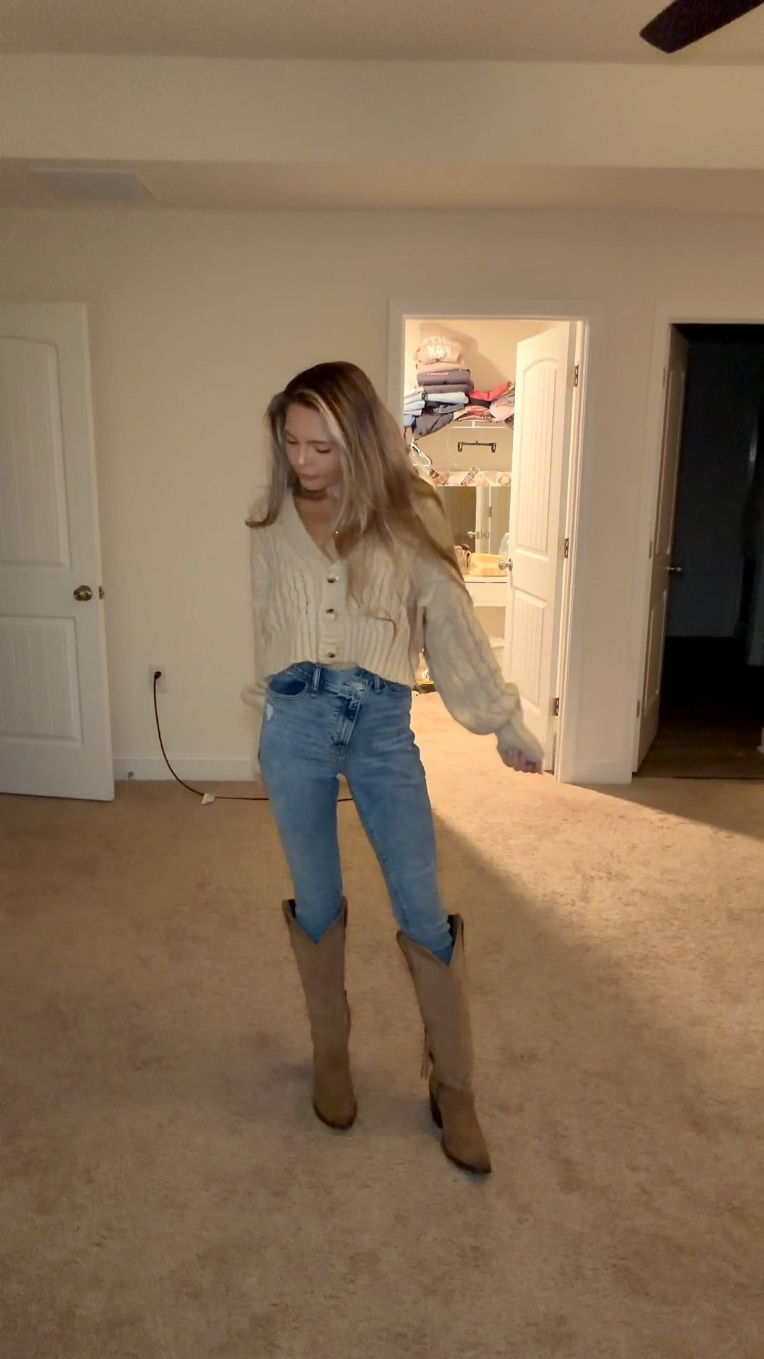Easy mom outfit that works for dinner, errands, and real life 🤍
Wearing a cropped sweater, straight-leg Abercrombie jeans, and knee-high Ariat boots — linking the closest matches since some items are sold out (and honestly, these dupes are just as good) 😉

#LTKootd #LTKmomlife #LTKdayinmylife