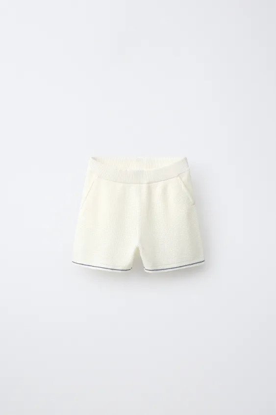 Bermudashorts aus Strick mit elastischem Bund. Vordertaschen. Saum mit Ziern\u00e4hten in Kontras... | Zara DE