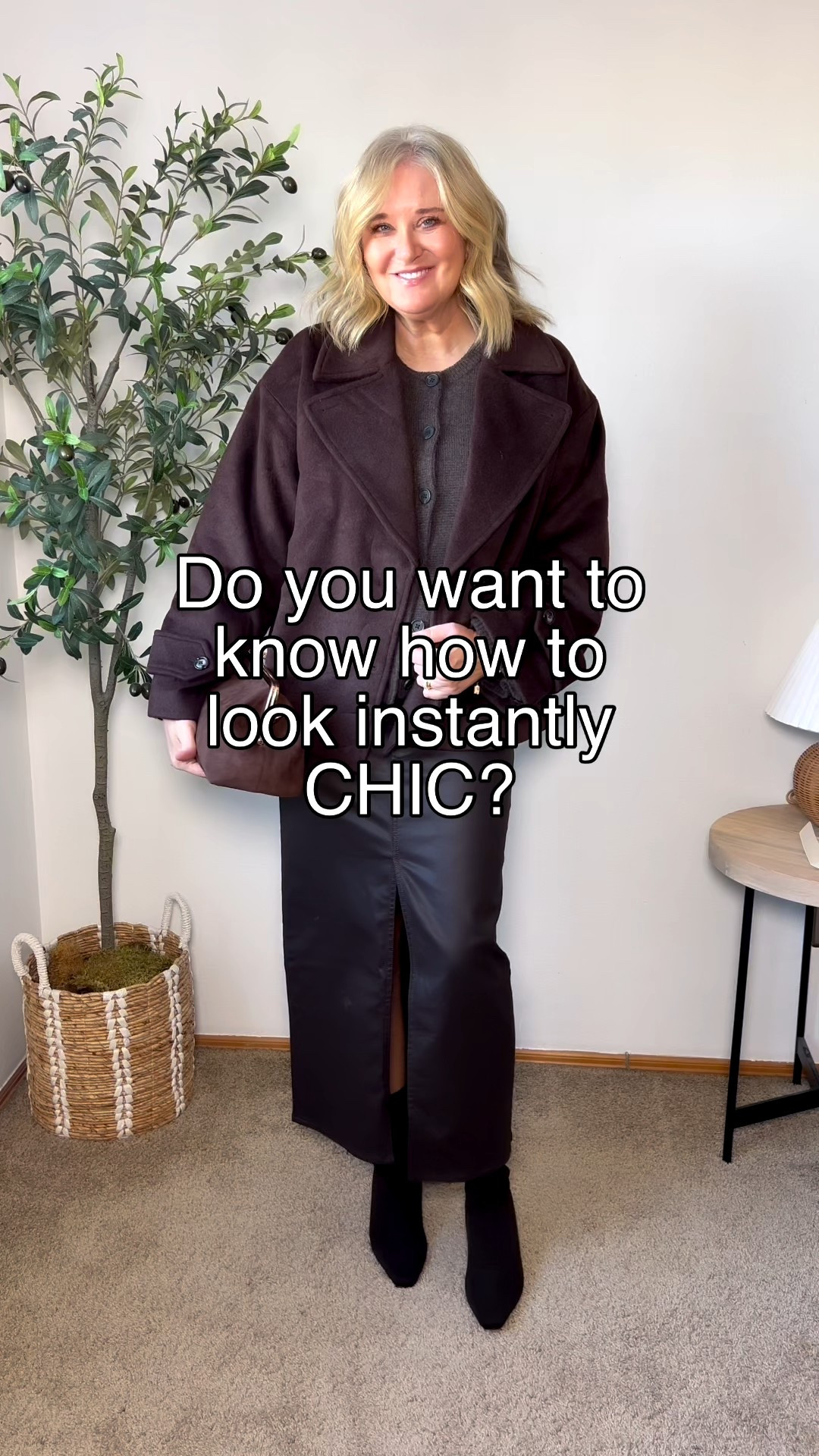 Nothing chicer than a “it looks like I didn’t try too hard way!”😉 There’s something to be said for a visually streamlined look that gives off simplicity, effortless styling in a “less is more way”🙌🏻 Don’t you agree? 

https://liketk.it/5x9ix

#monochromatic #monochromaticoutfit #effortlesschic #effortlessstyle #simplestyle #over40style 

#burgundy # burgundyfashion # chocolatebrown #silver # thanksgivingoutfit
#over50style #midlifestyle