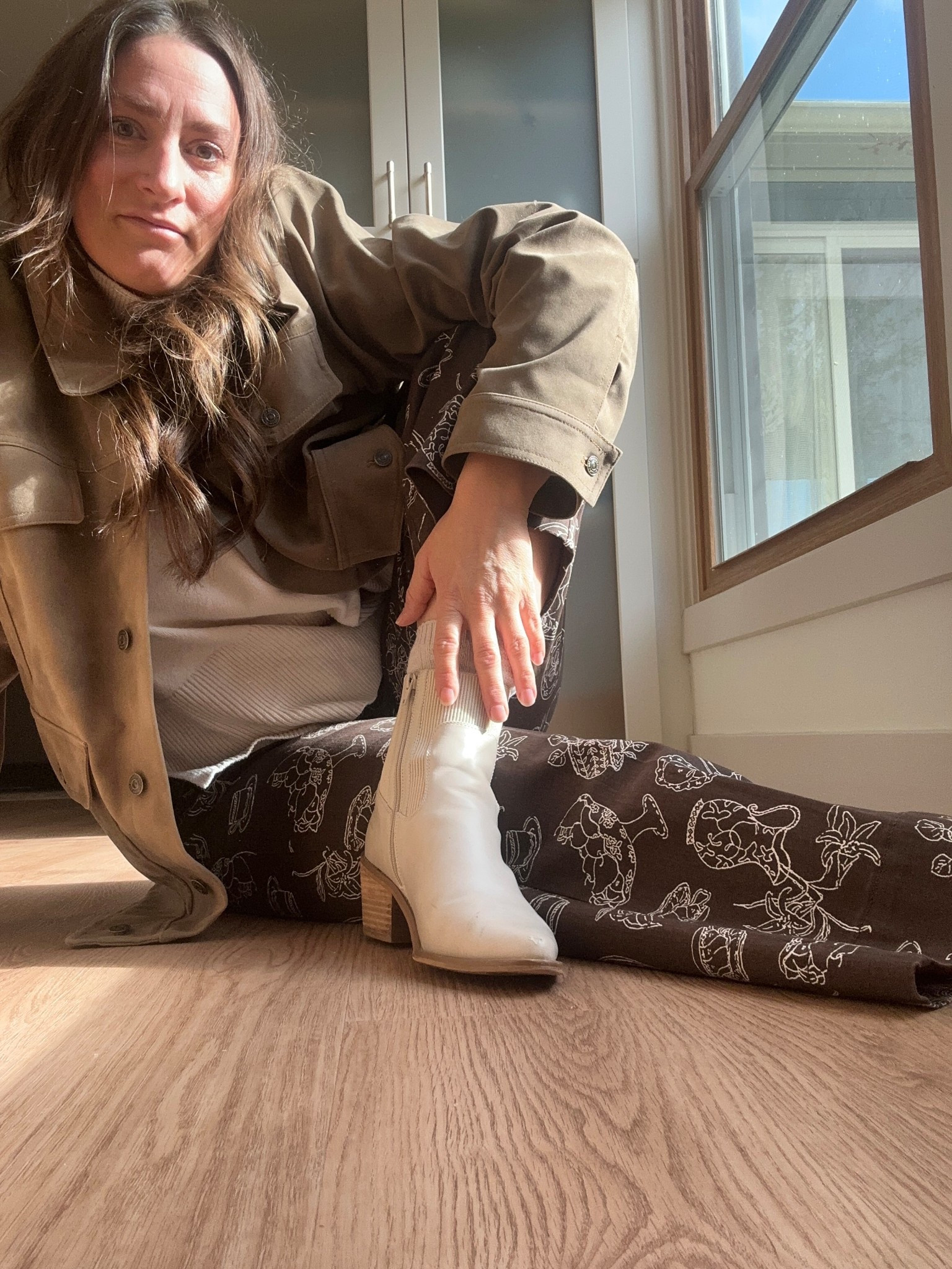 Golden-hour floor moments ✨
Loving the mix of cozy textures and earthy tones today — soft layers, patterned pants, and my trusty white boots bringing a little contrast. Sometimes the best light (and the best vibes) happen when you just sit down and settle into the moment.

#LTKootd #LTKSeasonal #LTKFindsUnder50