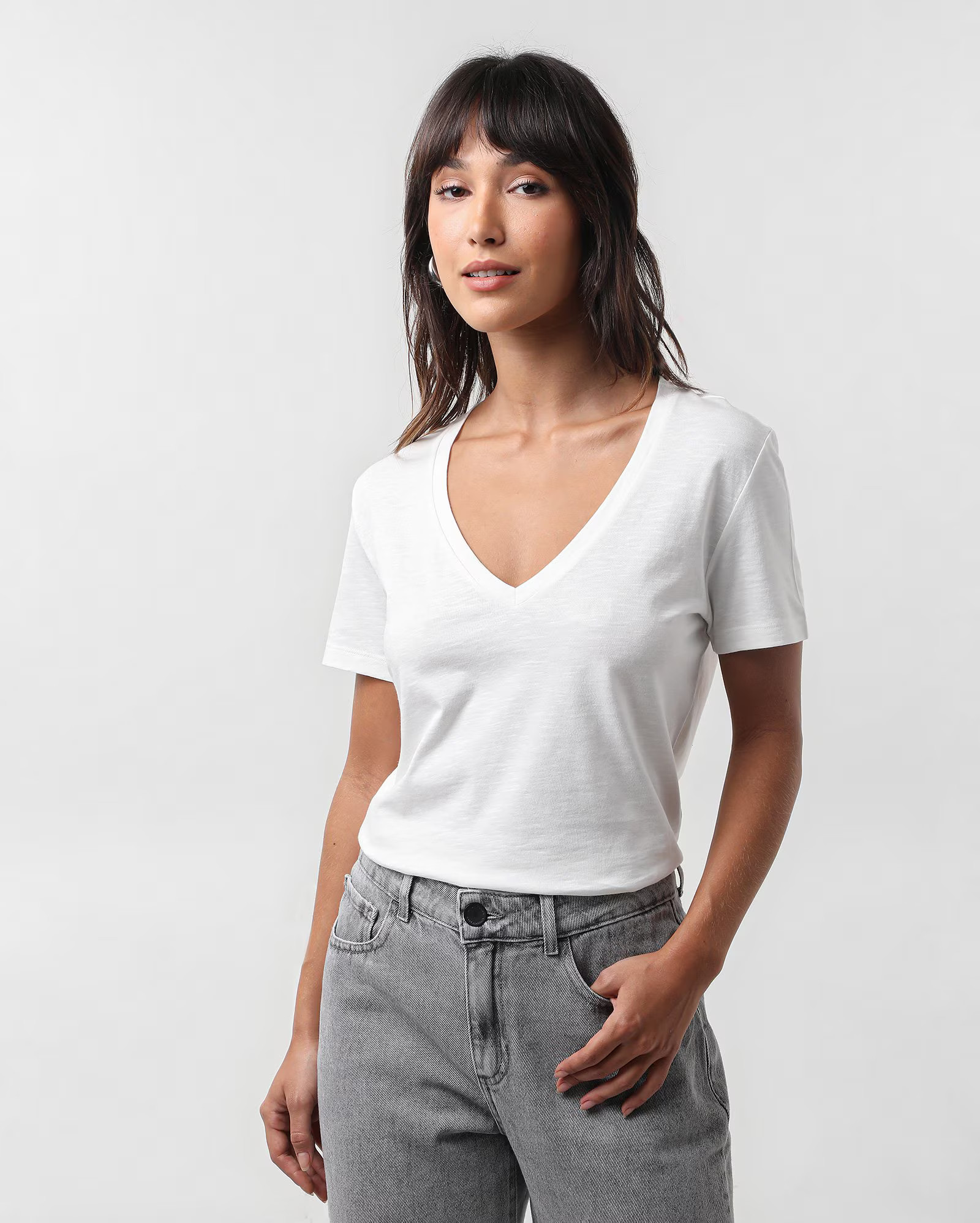Camiseta feminina lisa de algodão peruano gola V branca - Branco |  Pool Premium | Riachuelo (BR)