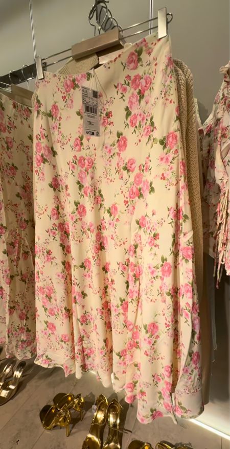 Satin floral skirt 🌸💖 perfect for a cute everyday look! 

#LTKU #LTKfindsunder100 #LTKSeasonal