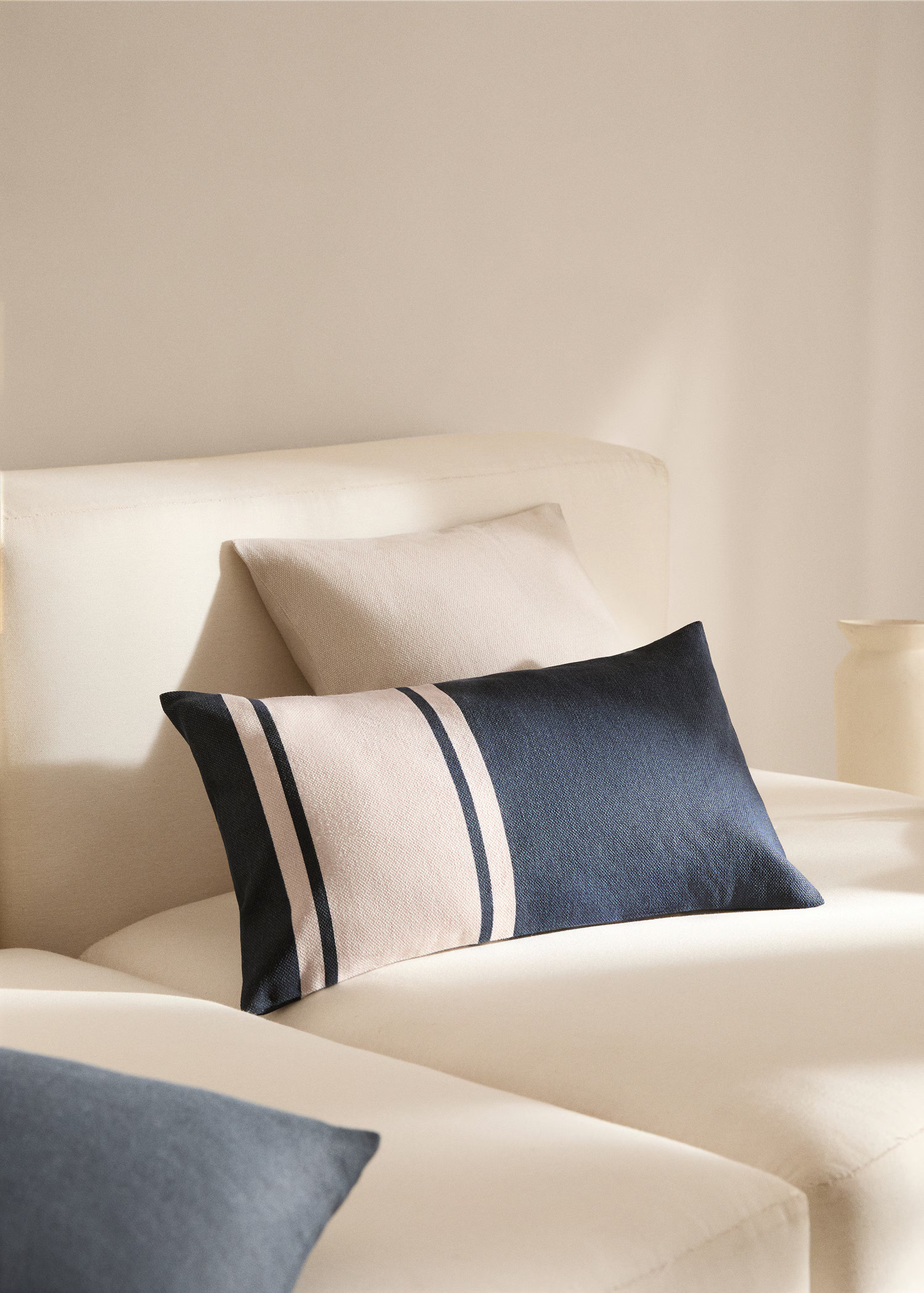 Gestreifte Kissenhülle aus 100 % Baumwolle 30 x 50 cm - Home | MANGO Deutschland | MANGO (DE)