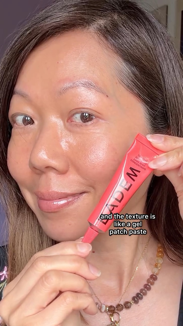 If you’re dealing with stubborn acne marks or uneven skin tone… this might surprise you.

*PR Gift 

I tested EADEM The Mark Advanced Targeted Dark Spot Concentrate for 3 days — and the results speak for themselves.

What makes it different is the cream-patch texture.
It stays exactly where you apply it, so you can target acne scars and dark spots without it spreading or irritating the surrounding skin.

✨ Key ingredients that actually do the work:
• 5% Tranexamic Acid → helps reduce redness + melanin transfer
• 1% Kojic Acid + 1% Alpha Arbutin → brighten and fade discoloration
• 2% Acetyl Glycyl Beta-Alanine → targets pigment formation at the source

💡 Clinically tested results (4 weeks):
• 87% saw more even skin tone
• 73% saw improvement in dark spots

What I personally love:
✔️ Works overnight on active acne
✔️ Fades marks fast
✔️ Layers well under makeup (no pilling 👏)

I’ll keep testing this on my brown spots… because this is already very promising.

#DarkSpotCorrector #AcneMarks #pigmentation #eadem #darkspots