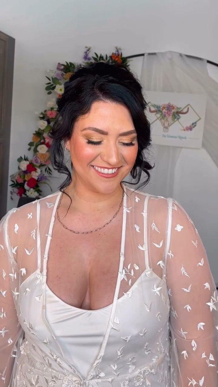 Spent a few hours yesterday playing with new products on my vendor friend, Jaci ✨

Jaci owns a Floral and Coordination company out of the Brainerd Lakes Area - and I highly recommend you check her out for all of your wedding day needs! ☺️

Not only is she sweet and incredibly organized, but her floral arrangements are absolutely incredible. Definitely recommend! ☺️

Head over @bloomdesigns218 to check her out! 

Thanks for spending the morning with me and letting me play with some new goodies!

Makeup + Hair: @theglamourranch 
Lashes: @theglamourranch - Meteetse