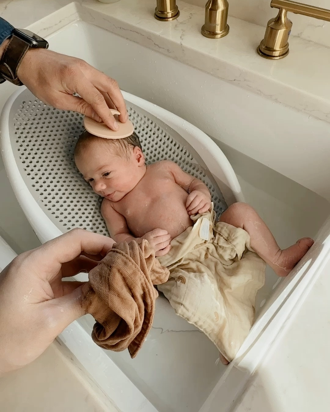 Nora’s first bath 🥹 girlfriend was absolutely loving it 🫧🧼🛁

#LTKKids #LTKFamily #LTKBaby