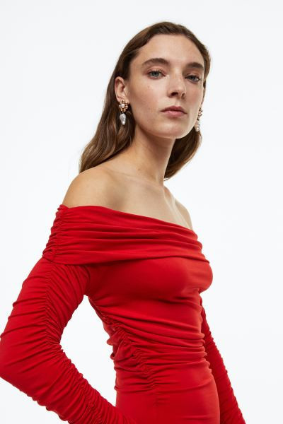 Off-the-shoulder gathered dress | H&M (UK, MY, IN, SG, PH, TW, HK)