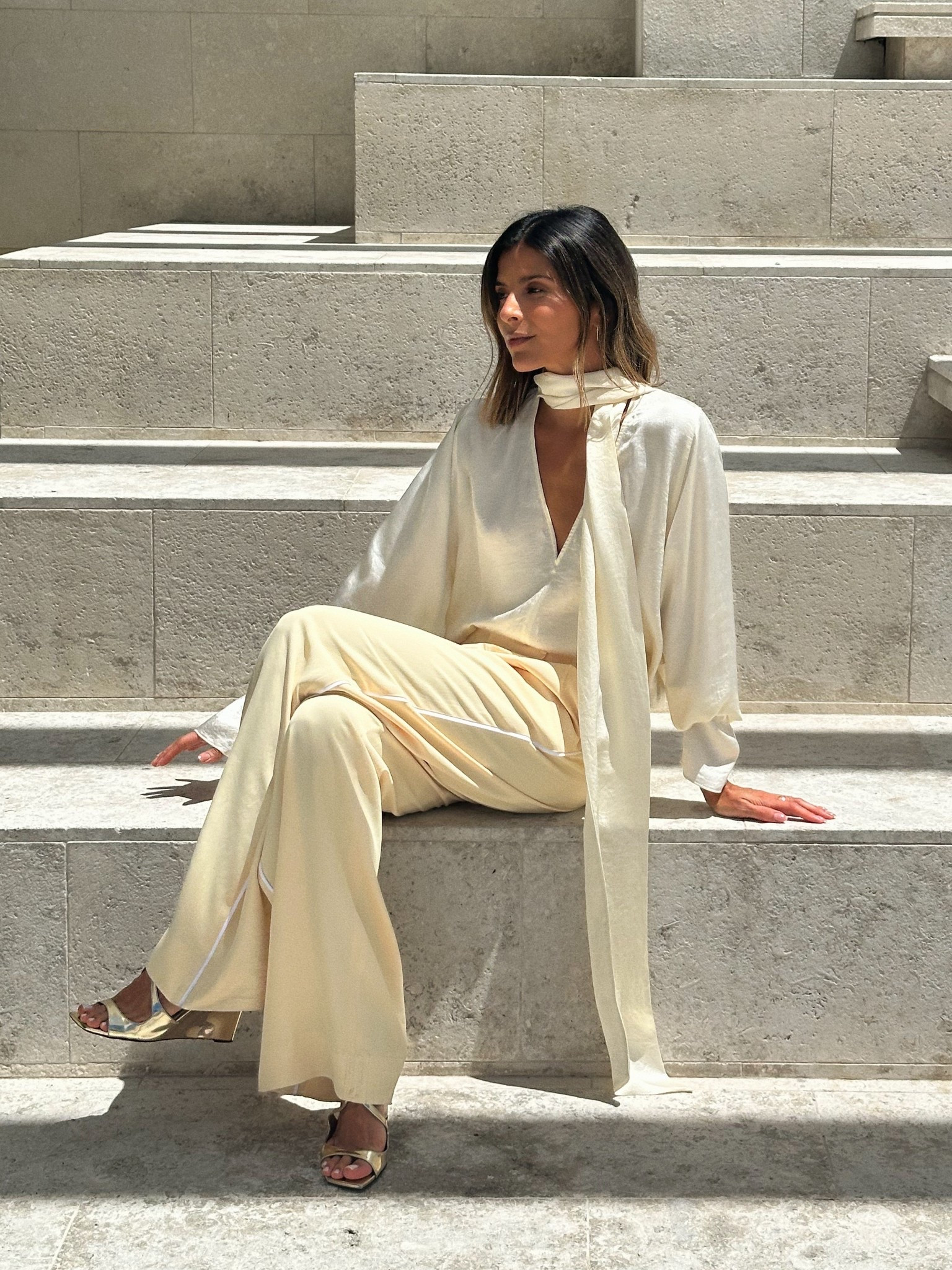 Flowing blouse with tie 