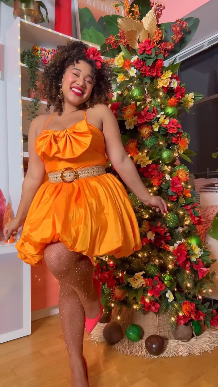 🌺 what would Moana wear to a holiday party? Maybe something like this 🎄 

For my Moana inspired outfit I wore…
👠 red heels
✨ fishnet tights
🧺 woven belt
🌺 hair flower
🧡 bubble bow dress
