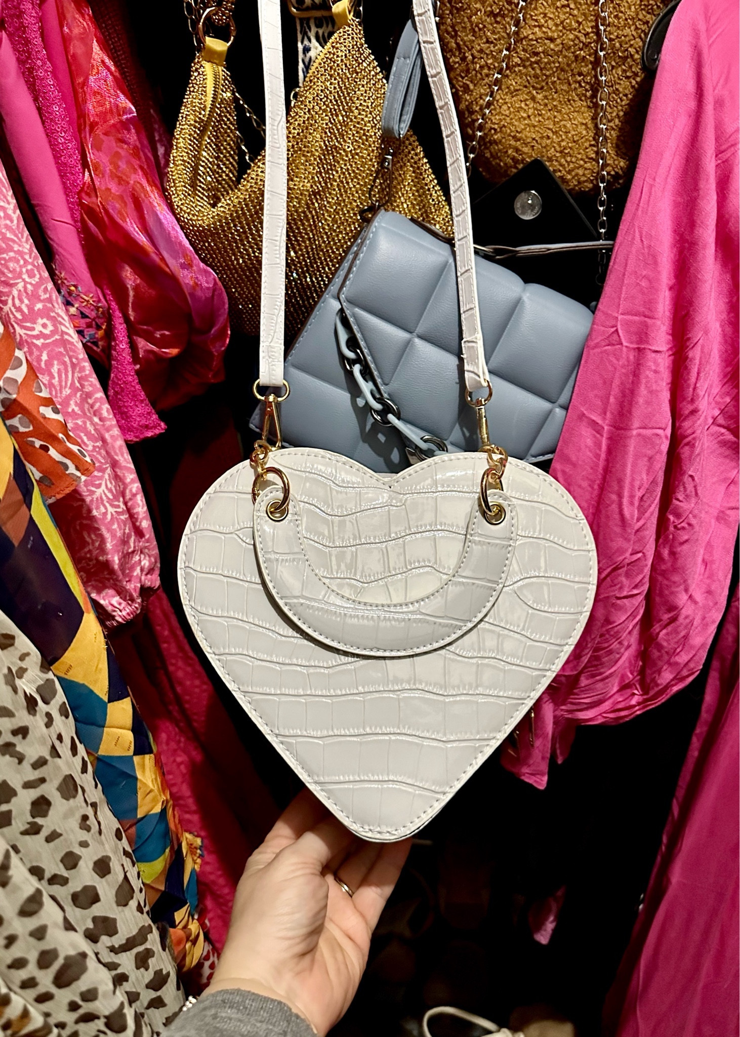 Valentines accessory inspiration!!! Gotta love a cute heart bag or heart earrings to make any red or pink outfit into tie perfect Valentine’s Day theme fit.


Valentine’s Day outfit
Valentines date night
Red outfit
Pink outfit
Heart pattern
Heart accessories
Heart bag
Heart earrings
Midsize accessories 
Midsize fashion

#LTKstyletip #LTKfindsunder100 #LTKmidsize