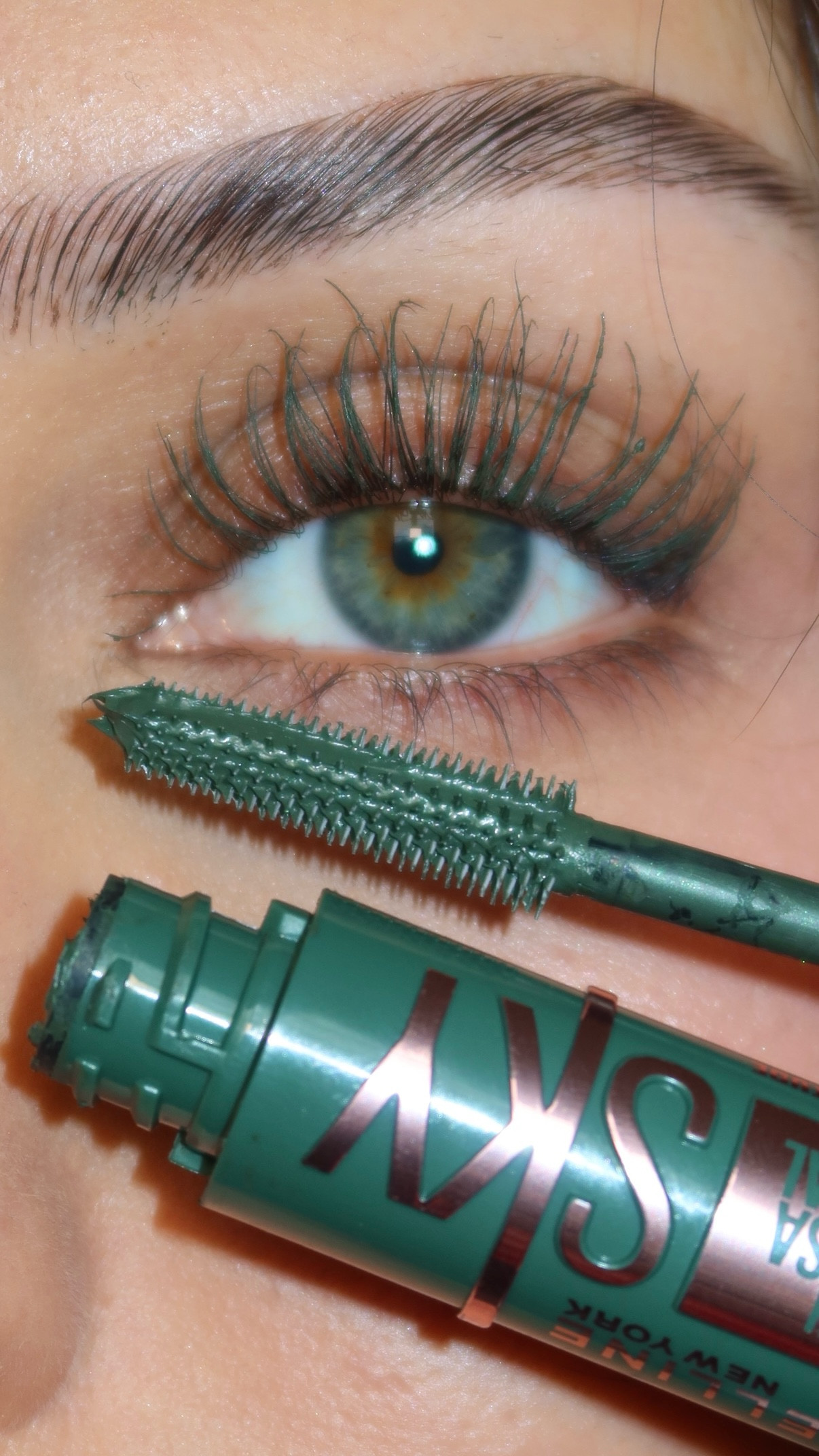 Ad finally the green mascara I have been waiting for !!!! @maybelline sky high mascara in NEW GREEN ALTITUDE 🍾🥑💚 who wants to see it paired with the glitter top coat ? 

#makeup #mascara #skyhigh #maybellineskyhighmascara #mascaramonday #greenmascara #colourtheory