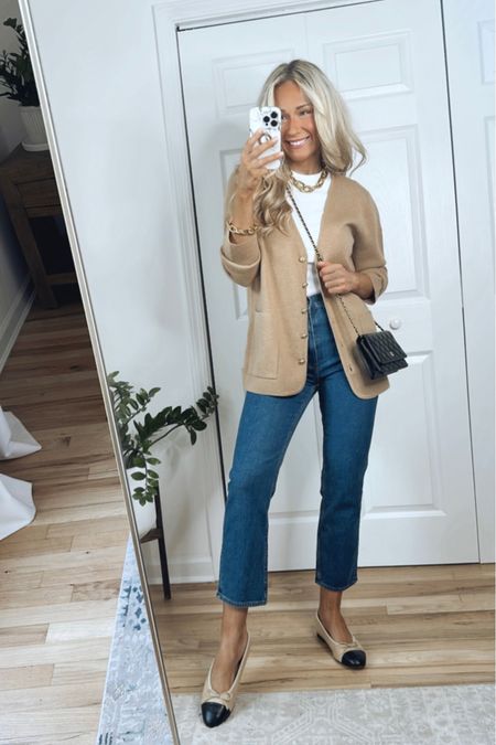 Capsule fall outfit | Sizing info:
-Cardigan sweater is meant to be an oversized/relaxed fit, I’m wearing my usual size (small)
-Abercrombie jeans run slightly small, I sized up one size (wearing a 27)
