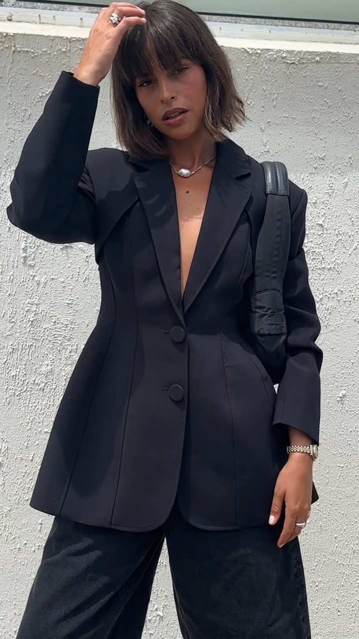 The most flattering blazer! I wear a size XS 🖤 

#LTKSeasonal #LTKaustralia #LTKstyletip