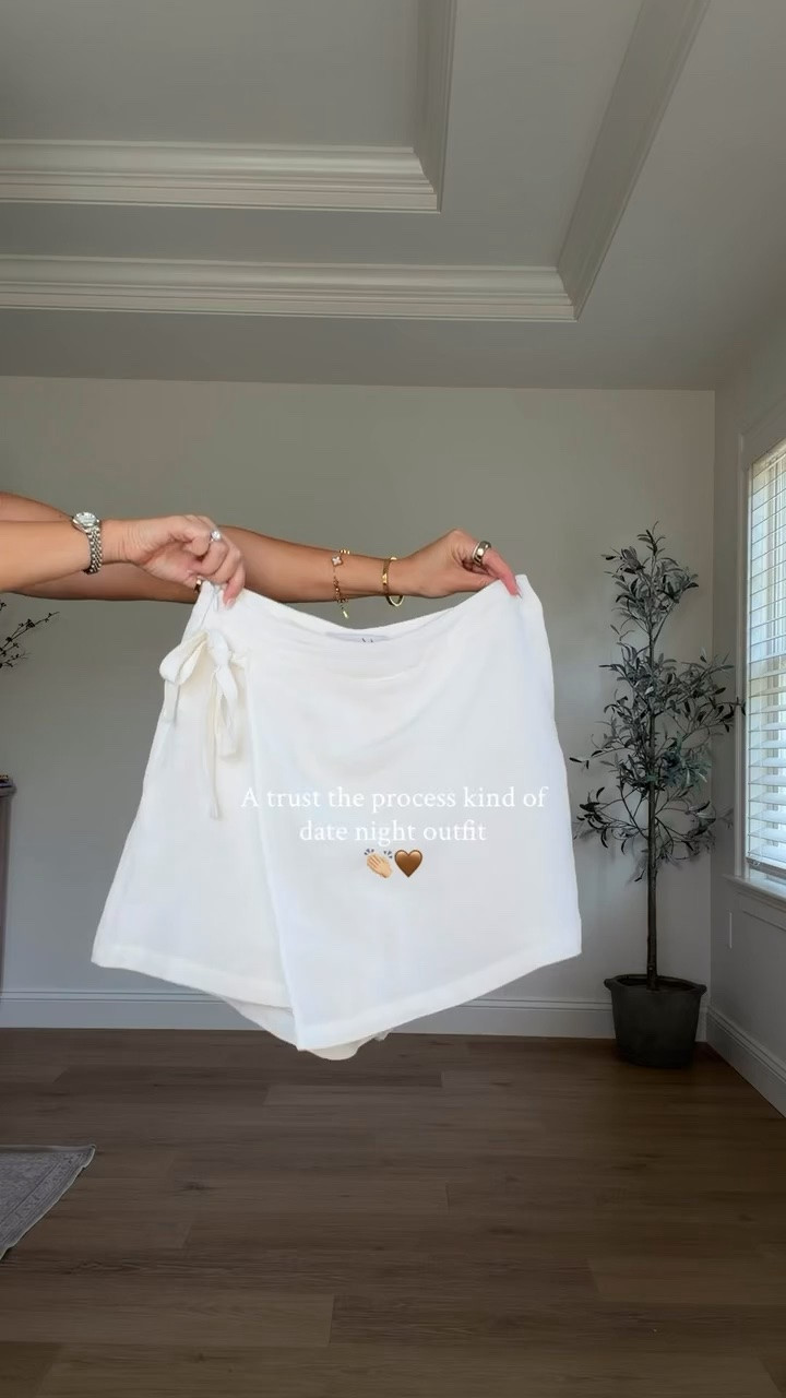 Affordable date night outfit 👏🏼🤎 // wearing meds

Wrap skort + best elevated basic seamless built in bra tank = perfect spring & summer outfit combo for date night. Most items are now ON SALE too!

#LTKootd #LTKSeasonal

#LTKgrwm