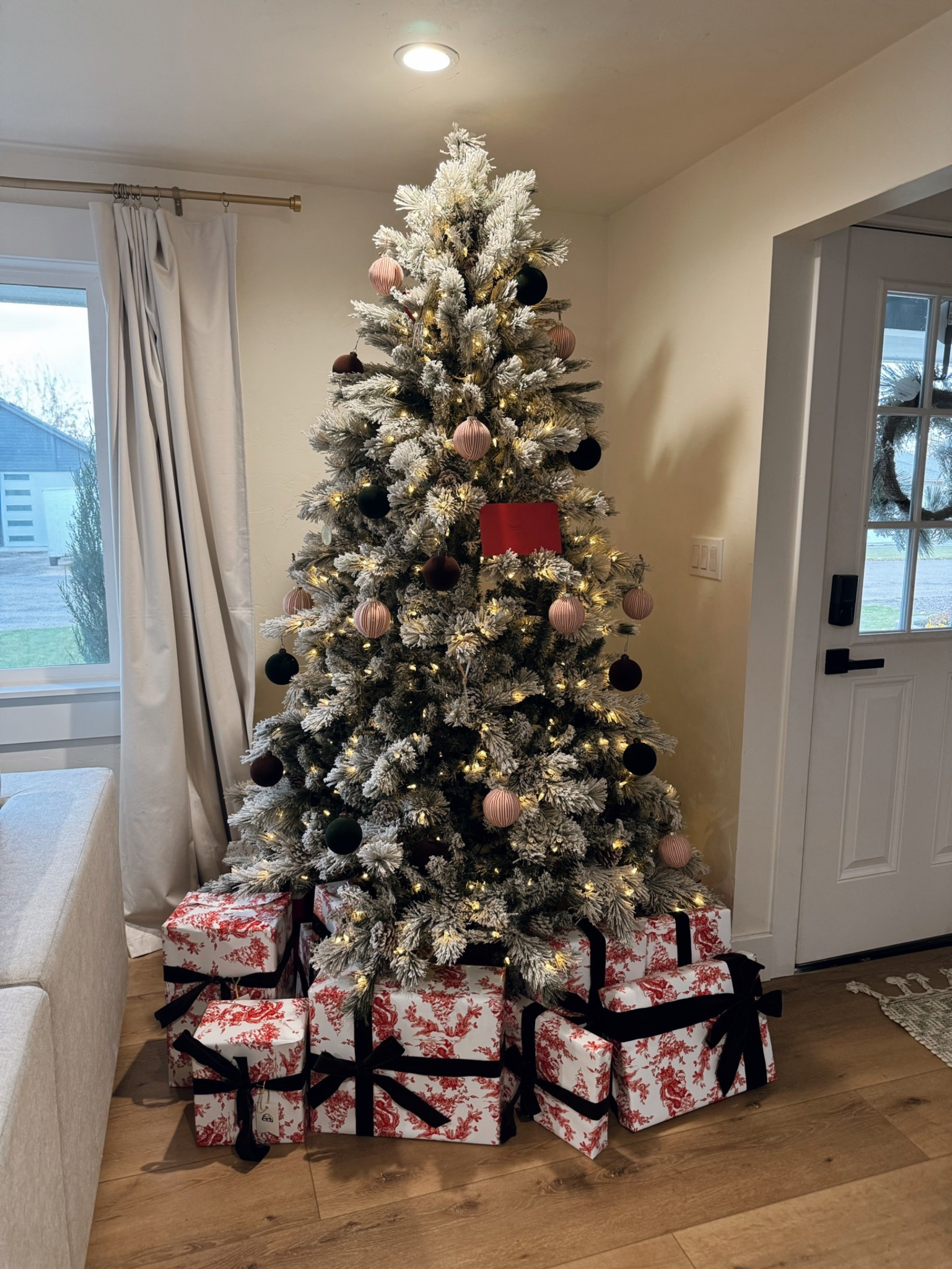 My wrapping paper this year 🤌🏼

#LTKHoliday #LTKSeasonal #LTKHome