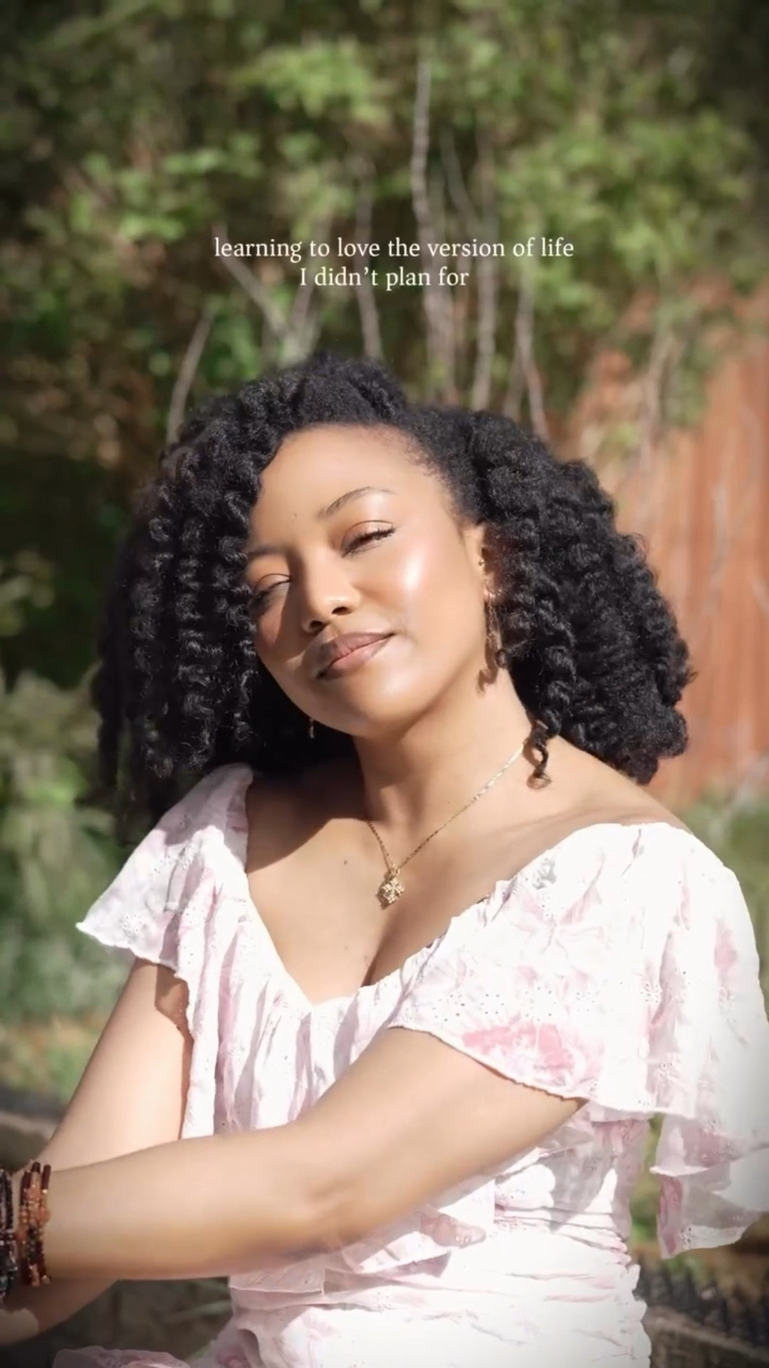 As the saying goes… we make plans, and life has its own way 🤍

first twist out in a long time for my tender scalp…
I’m learning to love it here🥹

soft hair diaries, ep. 3
(Stoyan approves ✨)

#softhairdiaries #twistout #lowmanipulationhairstyles #naturalhairjouney