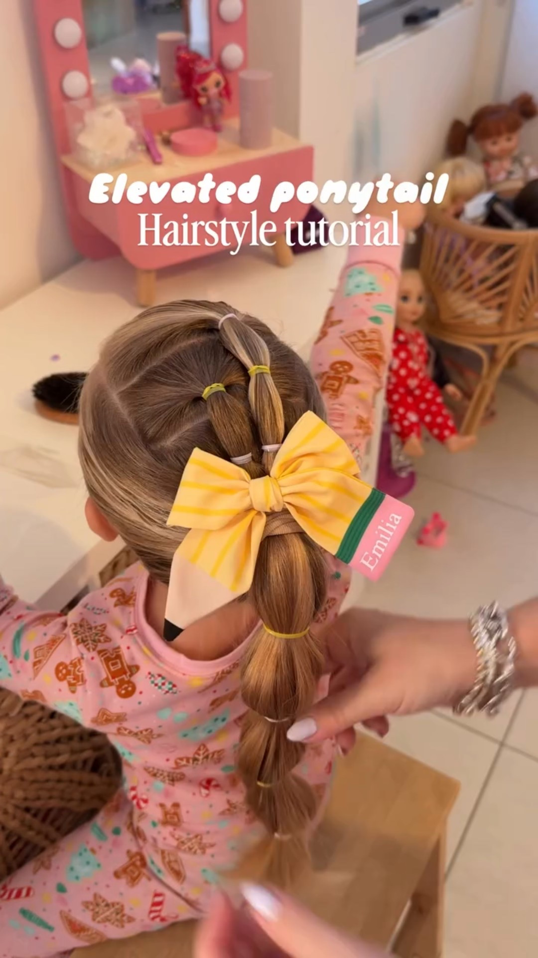 Elevated Ponytail ✨ Este peinado es de mis favoritos porque es fácil, divertido y perfecto para back to school. Solo necesitas varias gomitas, un high ponytail y terminarlo en un bubble braid con lazo 🎀. ¡Queda súper cute y rápido de hacer!

👉 Te muestro el paso a paso en este tutorial y si quieres la lista completa de productos que uso, comenta HAIR y te lo envío directo a tu inbox 💌.

#BackToSchoolHair #GirlMom #HairTutorial #BubbleBraids #SchoolHairstyles