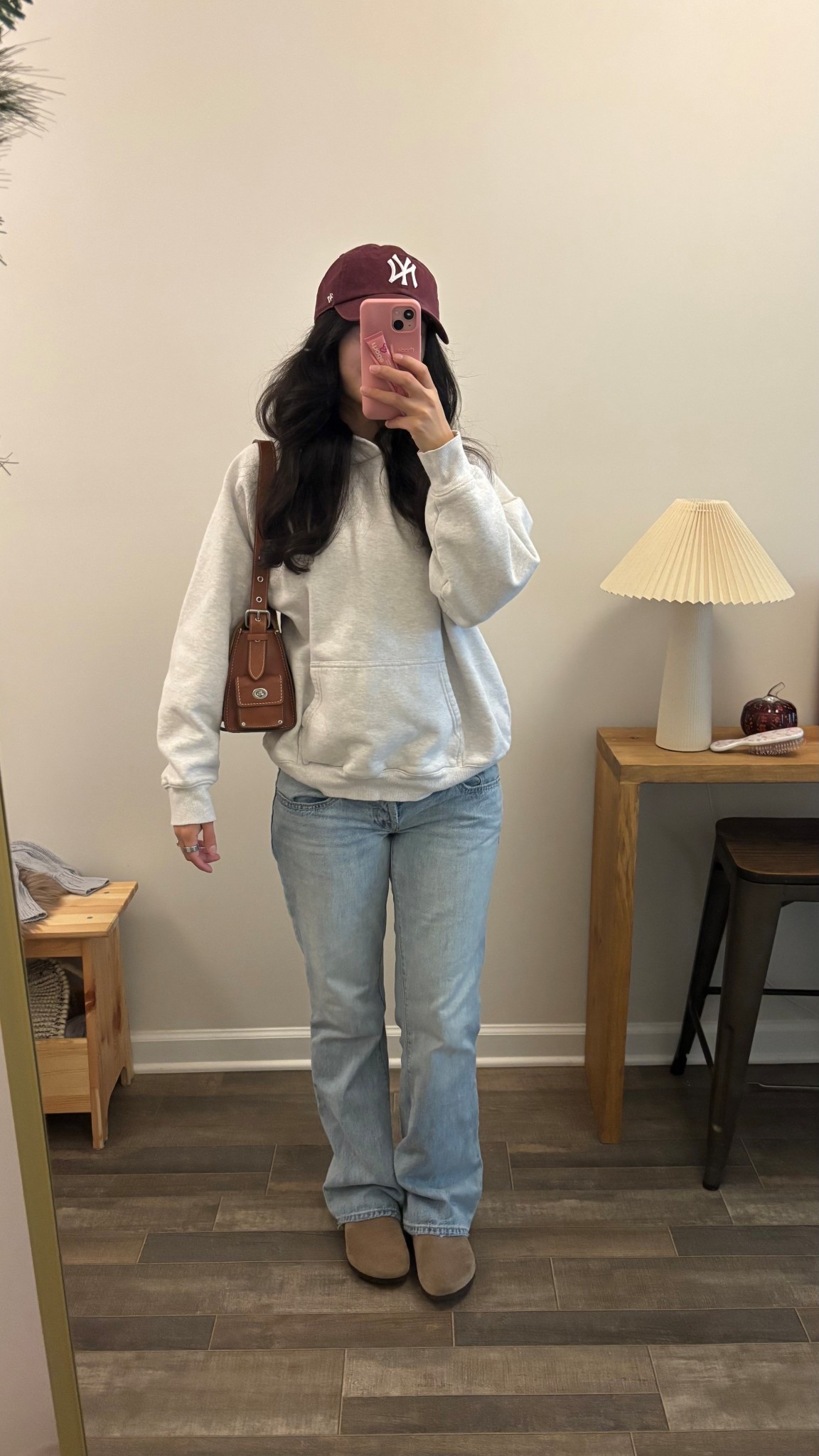 I’m obsessed with these jeans! I’ve been wearing them every chance I get!
Lucky Brand addison low rise flare jeans (28x30)
Aritzia hoodie (m)
Birkenstock Boston clogs (taupe suede)
Burgundy baseball cap