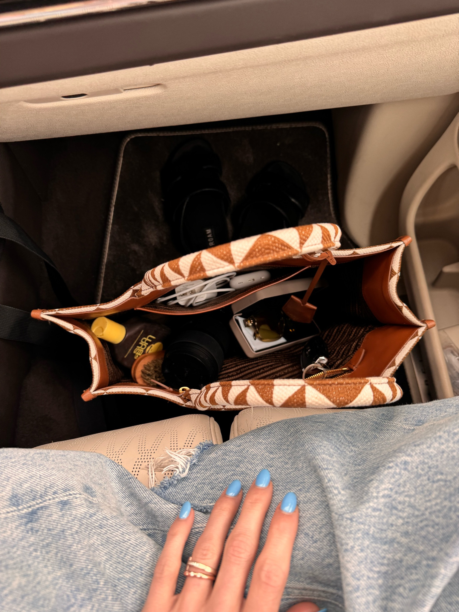 Heading on a fun trip with Carson 🌴🥥 

vacation travel l travel bag l travel essentials 