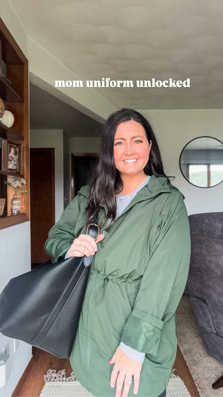 Sneakers + leggings + jacket + oversized junk bag = Moms go to outfits!