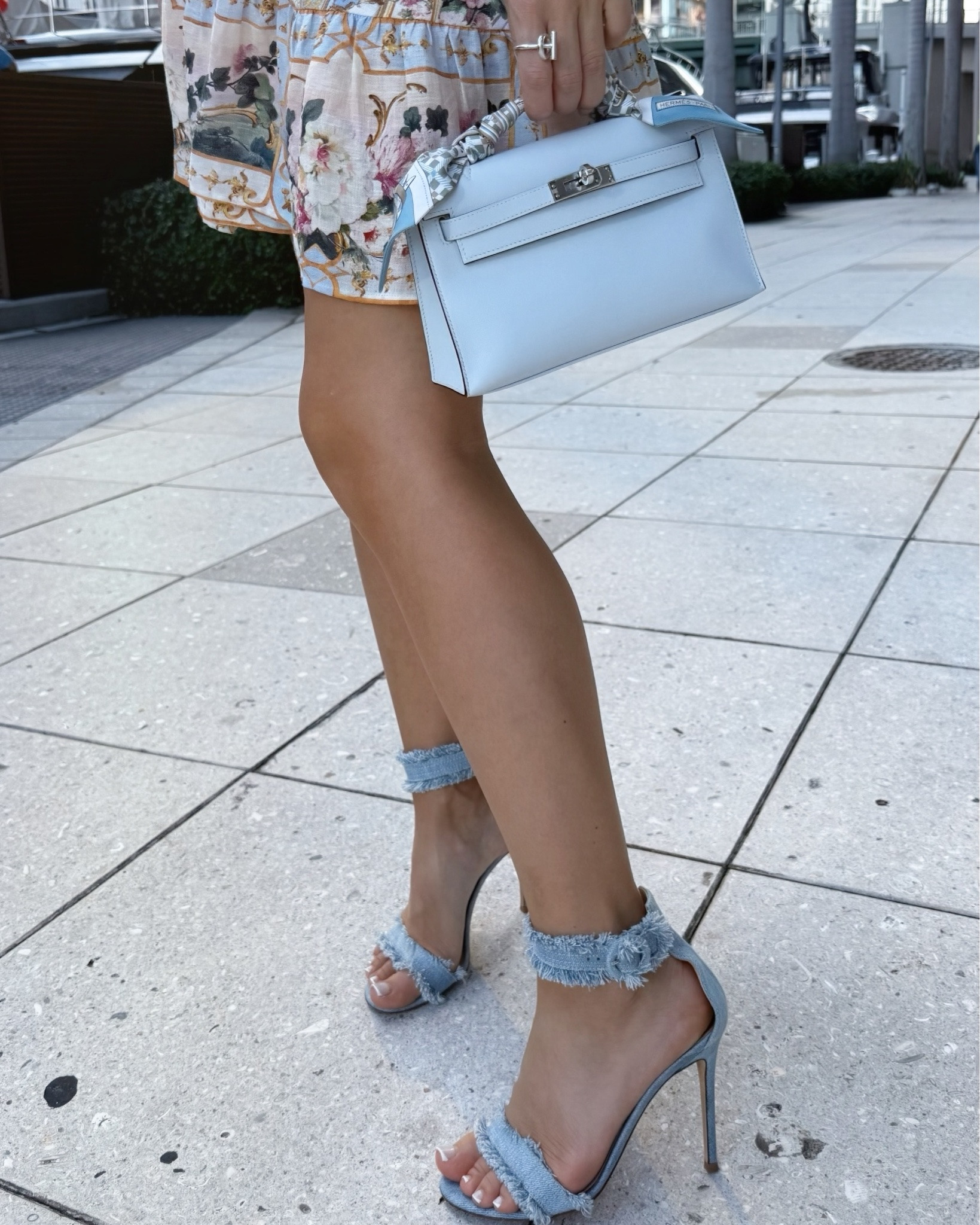 The art of perfect pairing. Wearing a size S in this dreamy halterneck dress 🖼️ ✨#kellypochette #camilladress #miamichic #europeanstyle #femininefashion