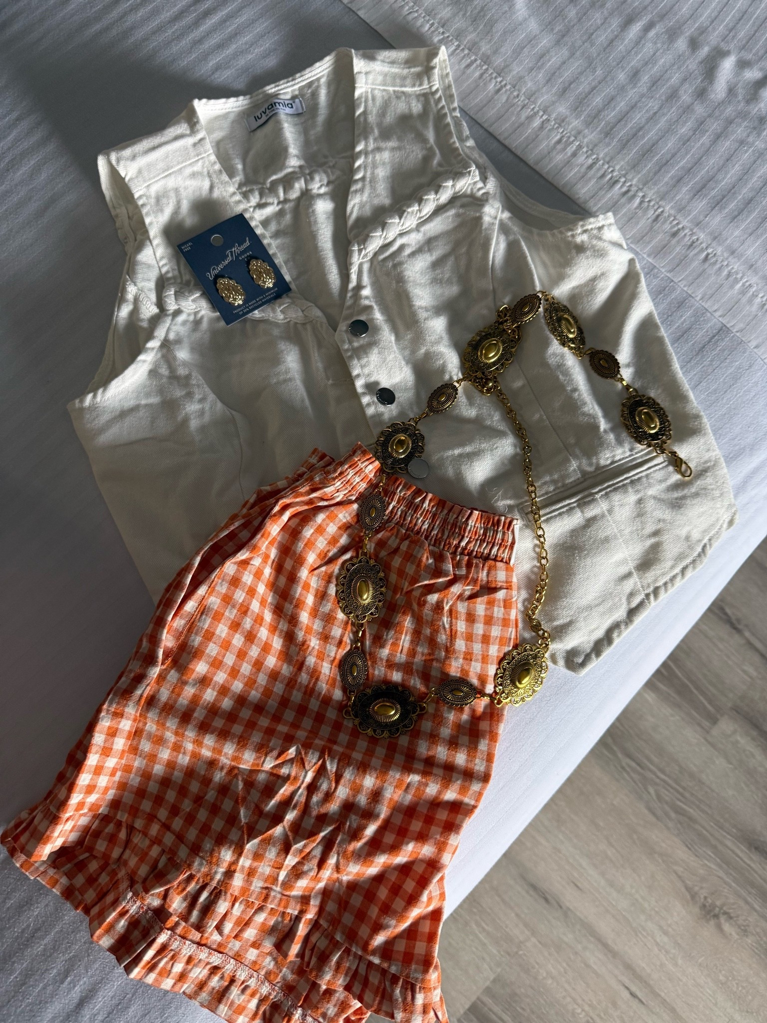 Concert outfit🧡🤍 loved how simple and comfy but still cute my outfit was🫶🏻🤠


Country concert / concert fit / country music / Morgan Wallen / Morgan Wallen concert / ruffle shorts / boxer shorts / denim vest / disc belt / long live cowgirls / western style