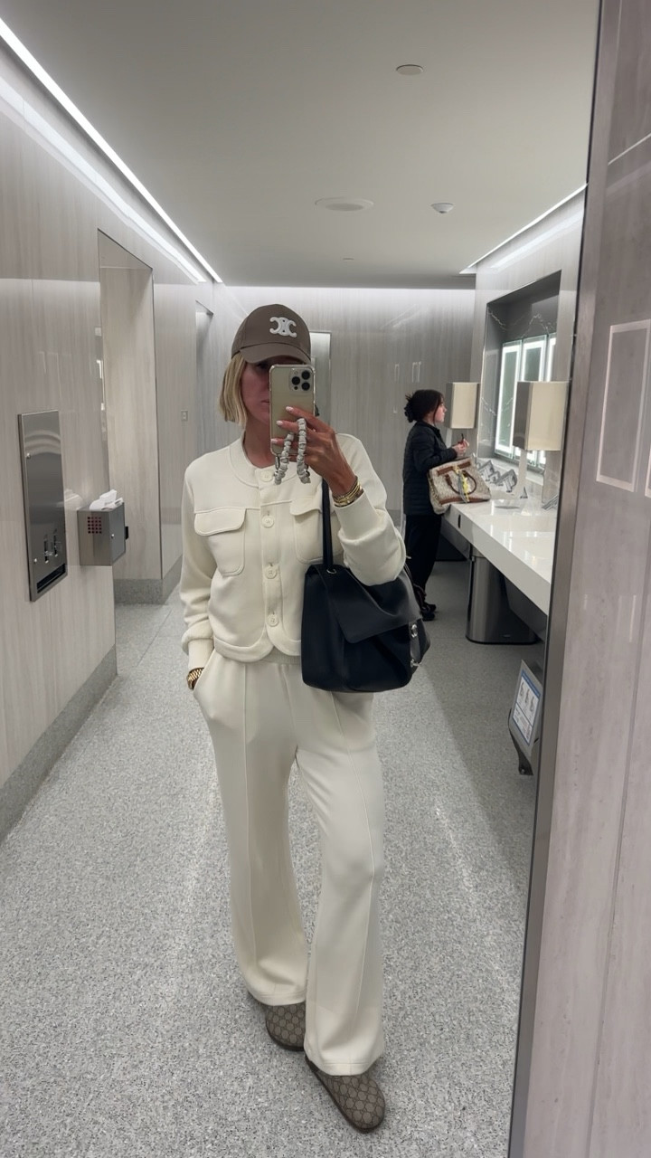 This travel look 👌 comfy and elevated! I’m in a medium .. also linked my everyday comfy bra and why I’m reading right now ❤️😘