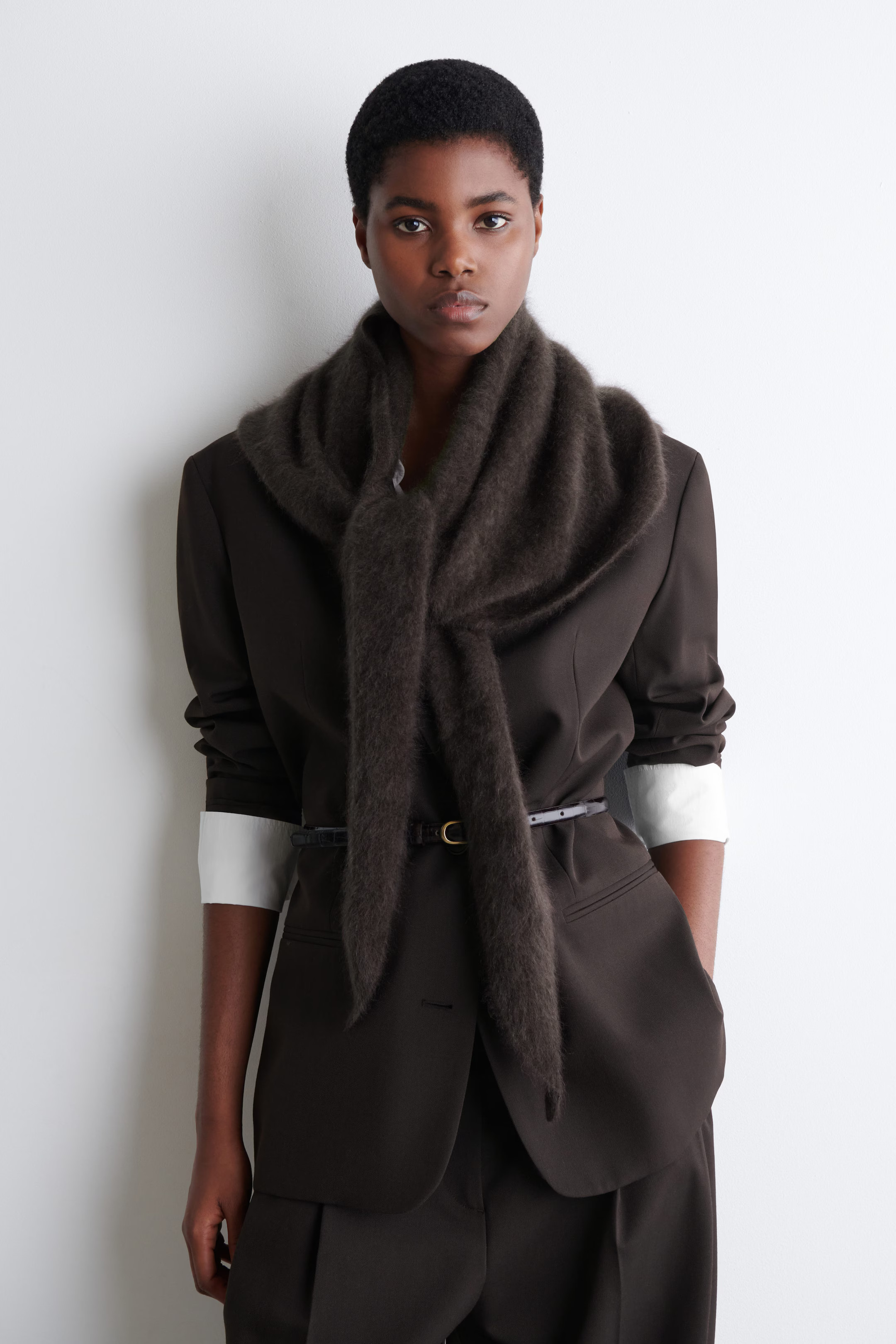 BRUSHED-CASHMERE TRIANGLE SCARF - DARK BROWN | COS US | COS (EU)
