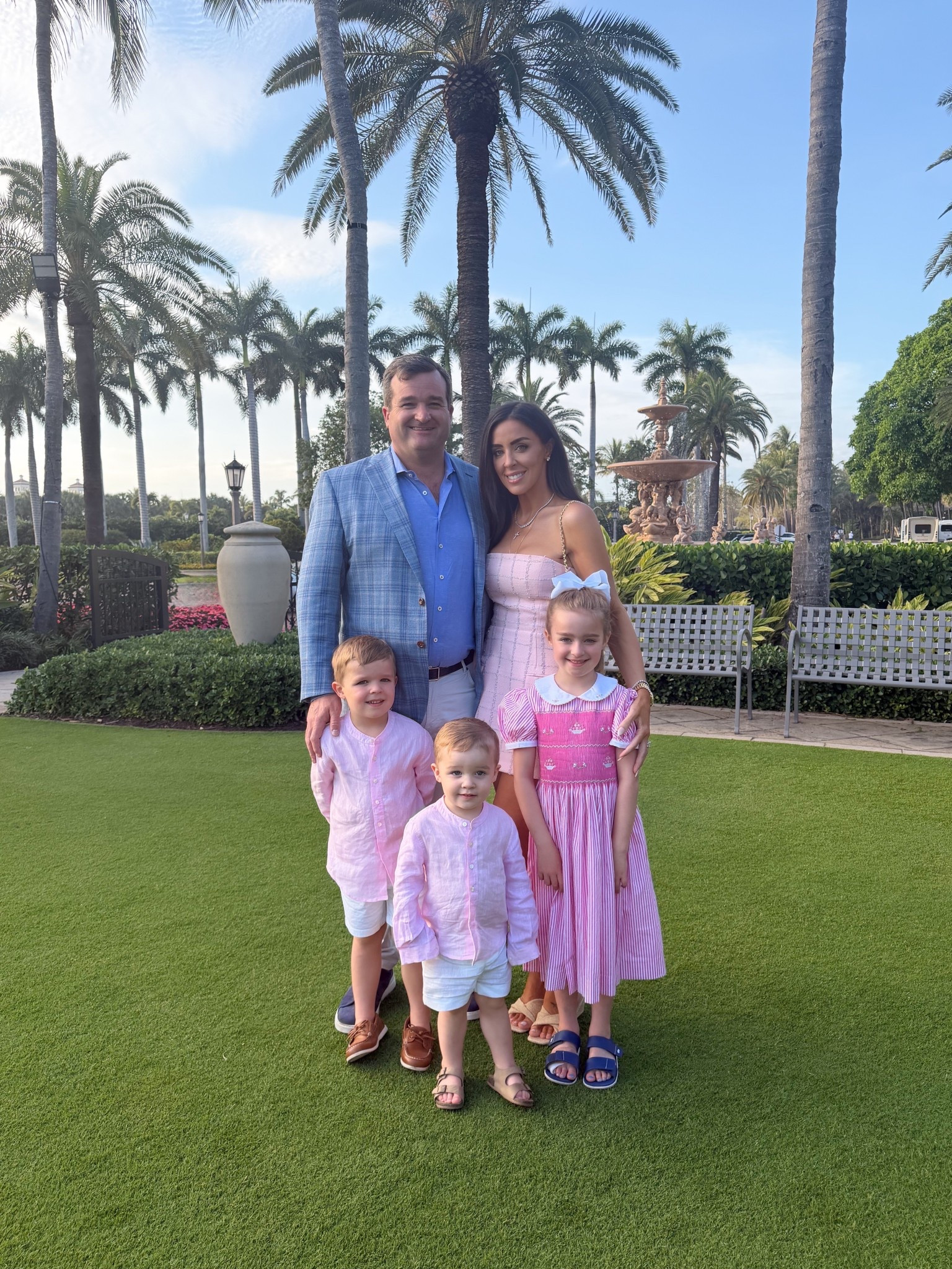 A little OOTN for family dinner overlooking the ocean 🌸 Poor Georgina had the girliest little wedges and heels, but is stuck in her brother’s sandals to accommodate her wrapped foot! 