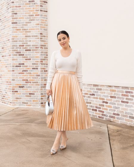 The perfect Holiday outfit! Love this pleated metallic skirt, ribbed knit top and silver bag. Everything is 40% off today



#LTKstyletip #LTKHoliday #LTKfindsunder100