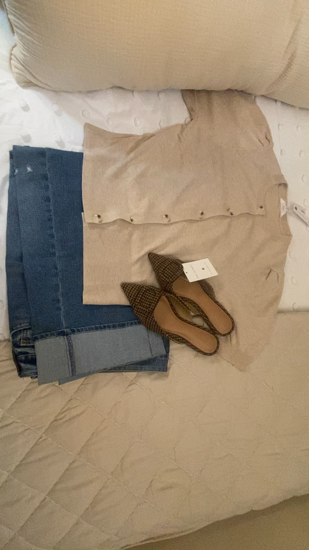 Easy, neutral, and cute without trying too hard 🤎 I’m loving the cuffed denim with this little button-front top and flats. It’s giving “I got dressed on purpose” without actually requiring much effort 😂

Everything is linked here on LTK ✨ #LTKStyle #LTKFinds #CasualStyle #EverydayOutfit 


Get it now for your fall wardrobe!

#LTKootd #LTKSeasonal #LTKMidsize