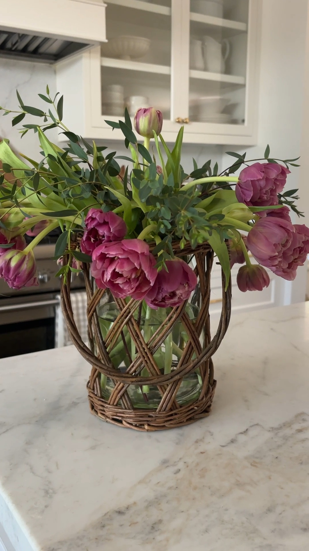 LOVE this little English country-inspired basket vase! Every flower looks good in it!! And it’s so charming on a counter or dining table!

Home decor, kitchen decor, flower vase, rattan vase, dining table decor 

#LTKHome