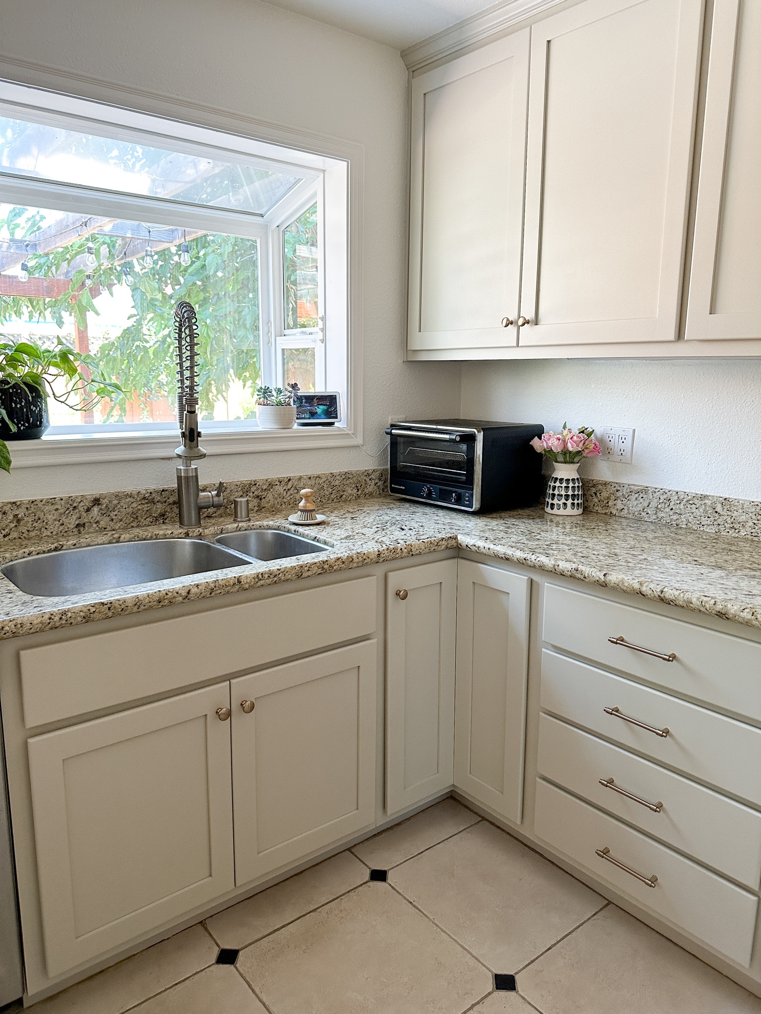 Kitchen refresh; soft close hinges; champagne knobs; cabinet pulls

#LTKhome