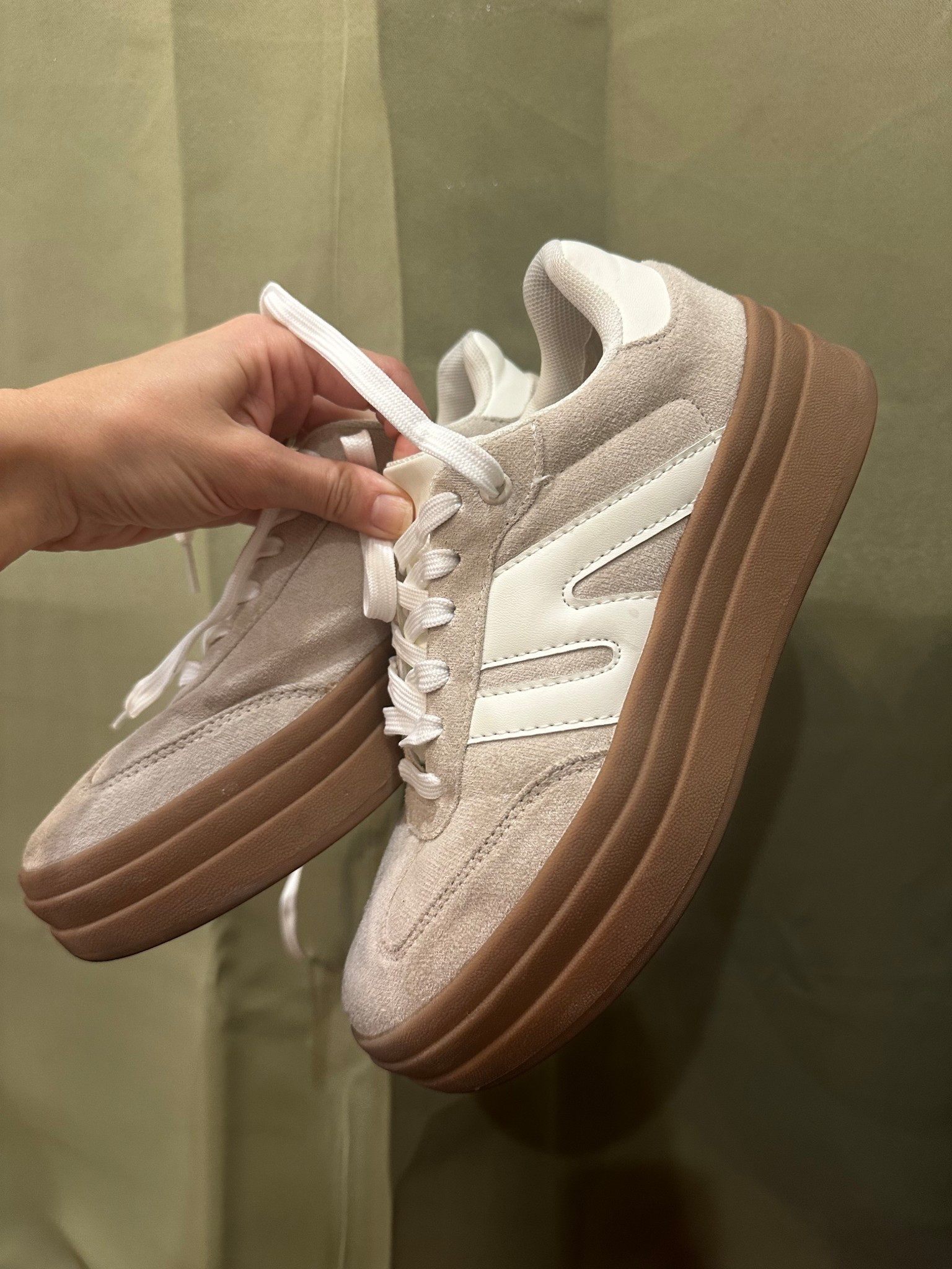 The perfect neutral platform sneaker!! Get yourself a pair on Amazon!! 