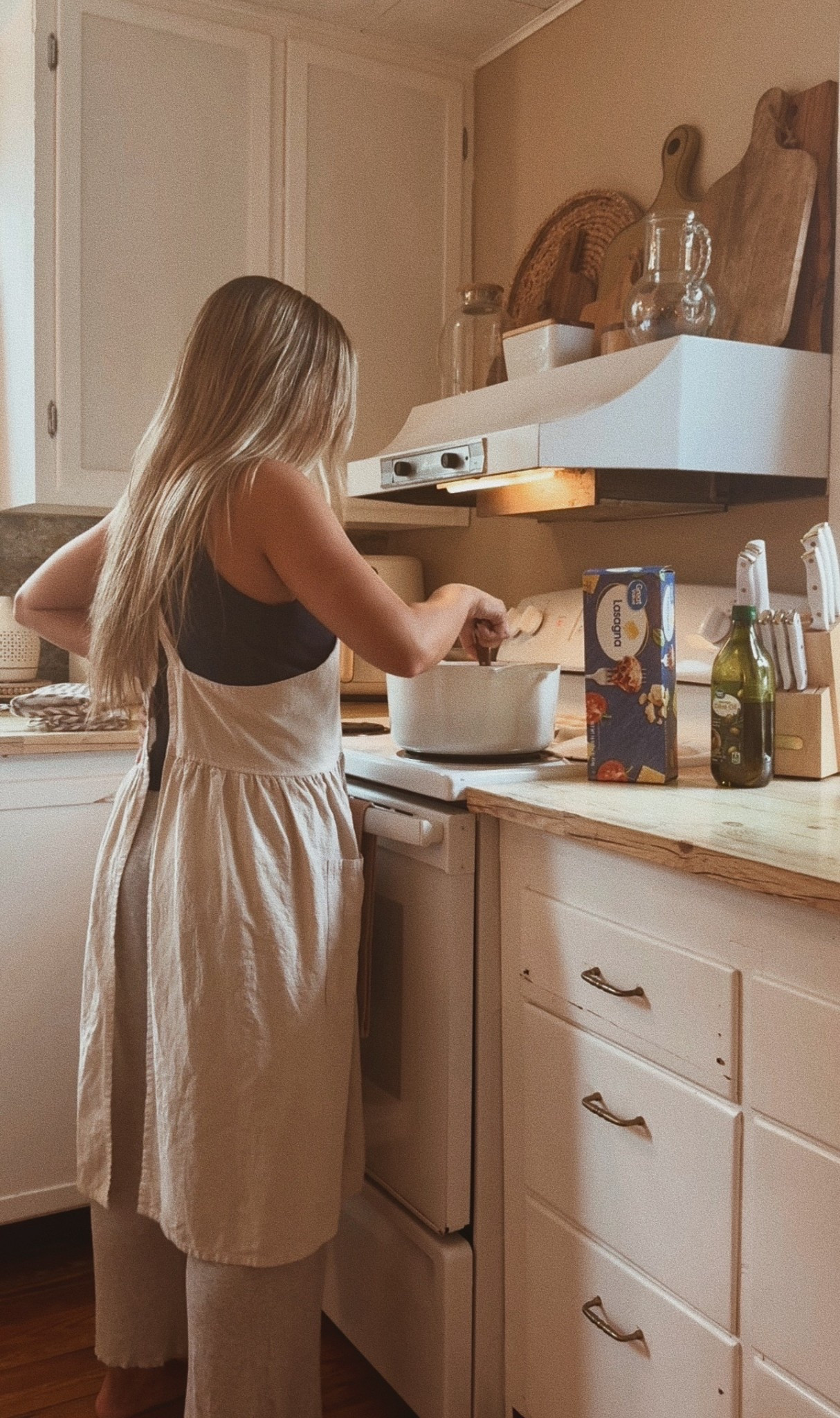 my go-to apron & dutch oven 🤌🏼

#LTKSeasonal #LTKHome #LTKFindsUnder100