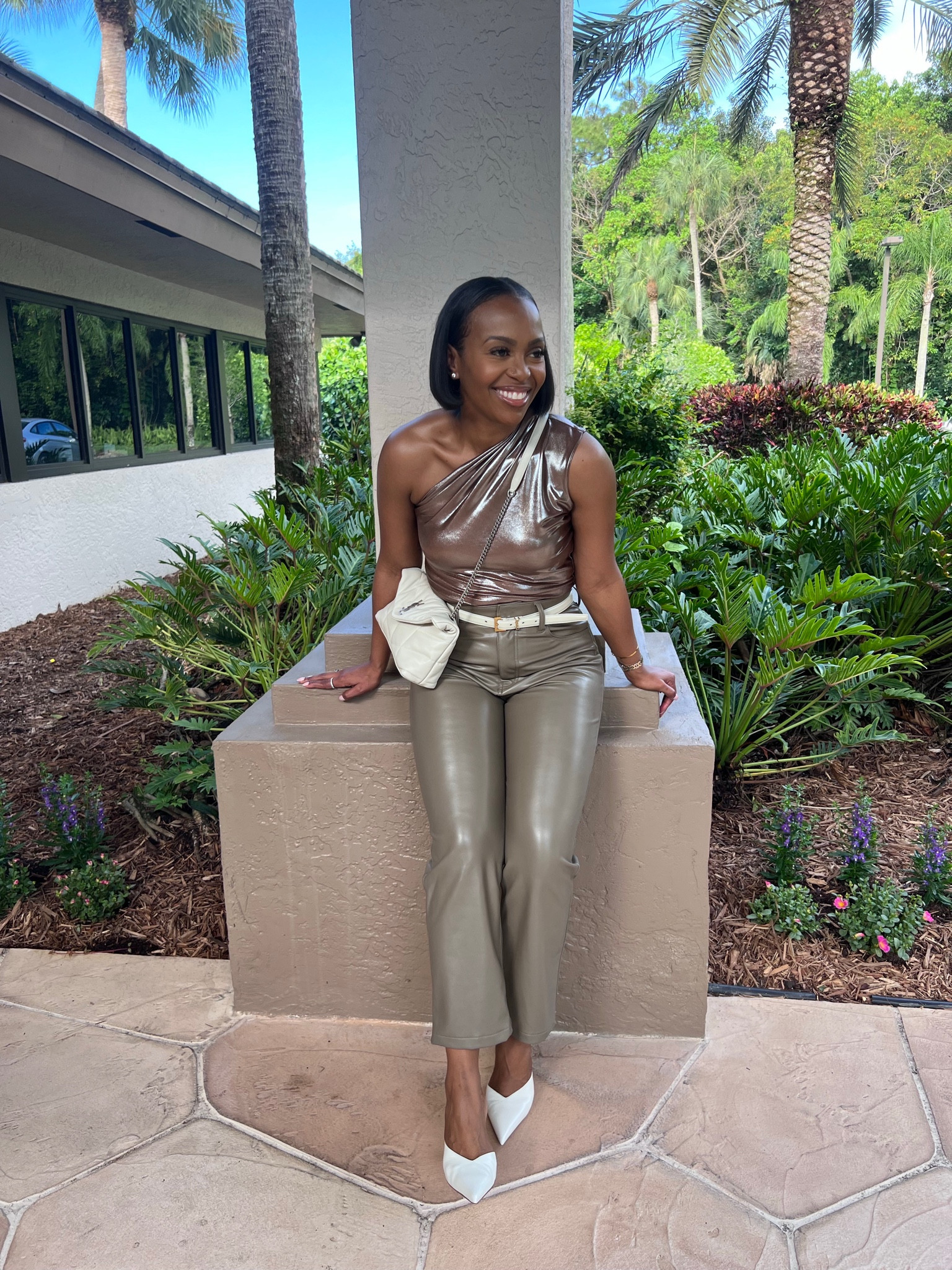 Neutrals

Saint Laurent loulou puffer / Bottega Veneta Punta mules

#LTKitbag #LTKshoecrush