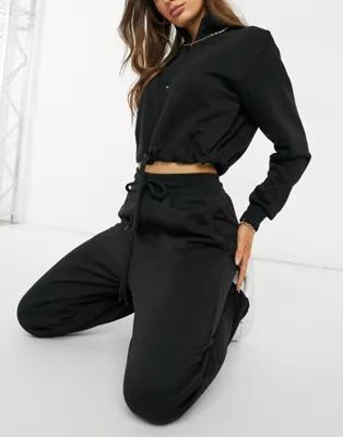 Femme Luxe – Kombiteil mit kurzem Kapuzenpullover, Reißverschlussdetail und schmaler Joggingho... | ASOS (Global)