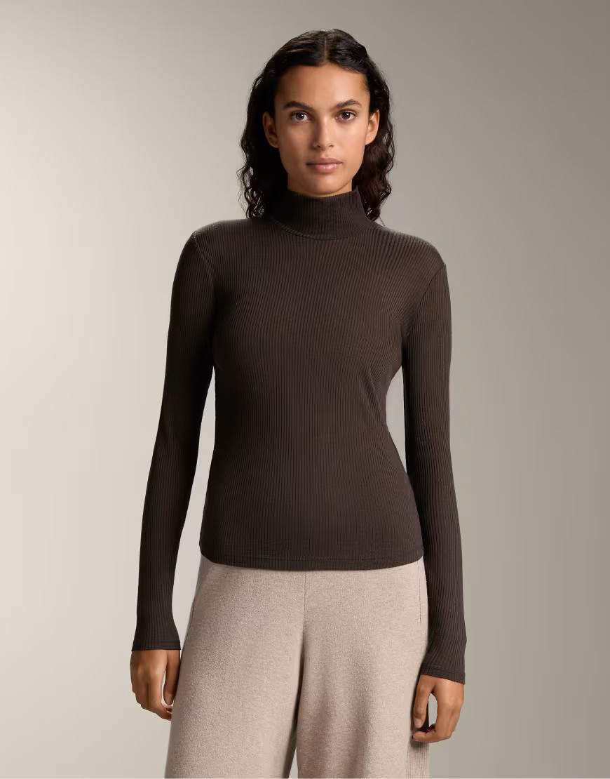 OYSHO – Hochgeschlossenes, geripptes T-Shirt in Braun mit Lyocell-Brown | ASOS (Global)