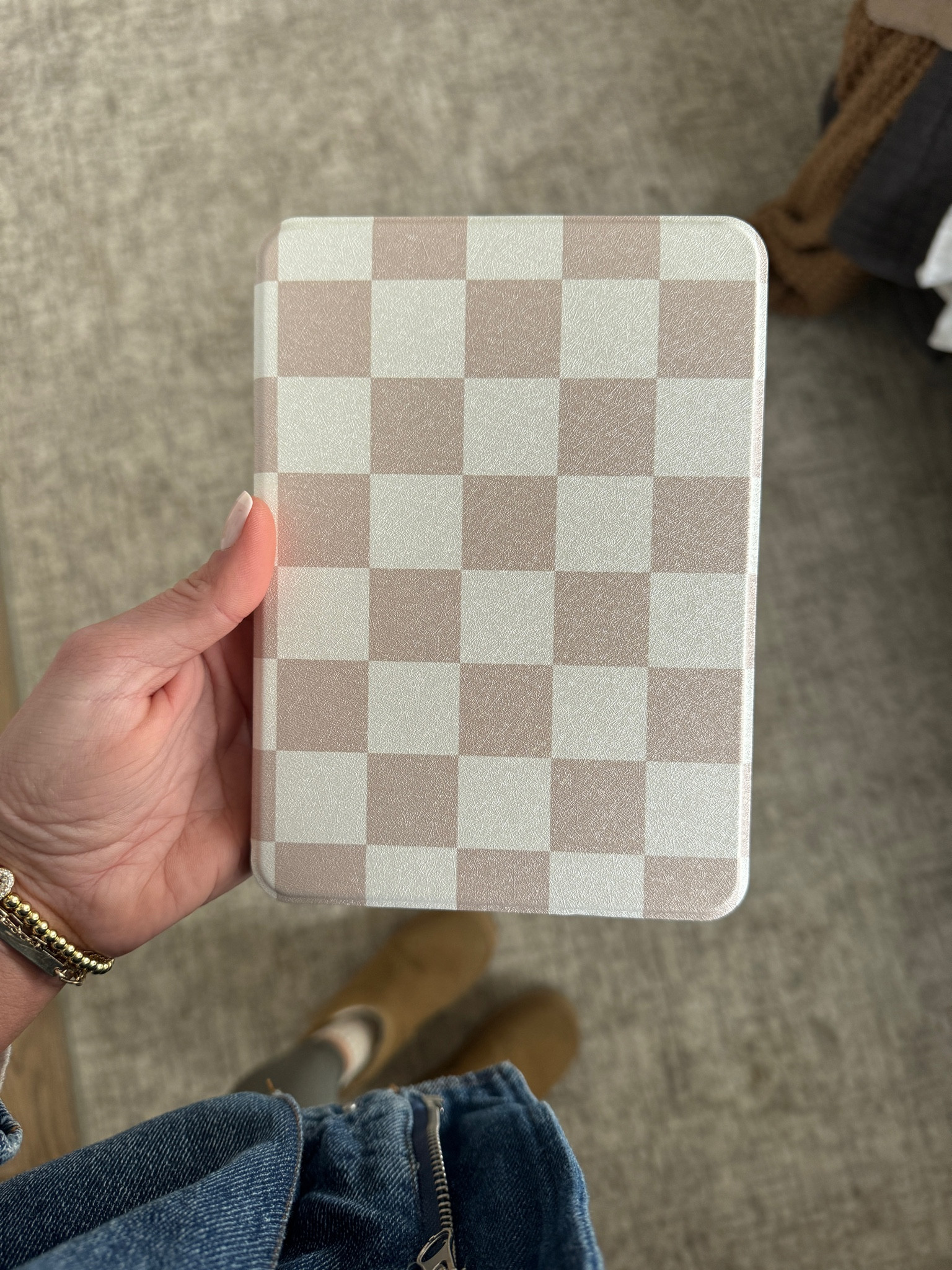 Cute beige checkered kindle cover from Etsy! 