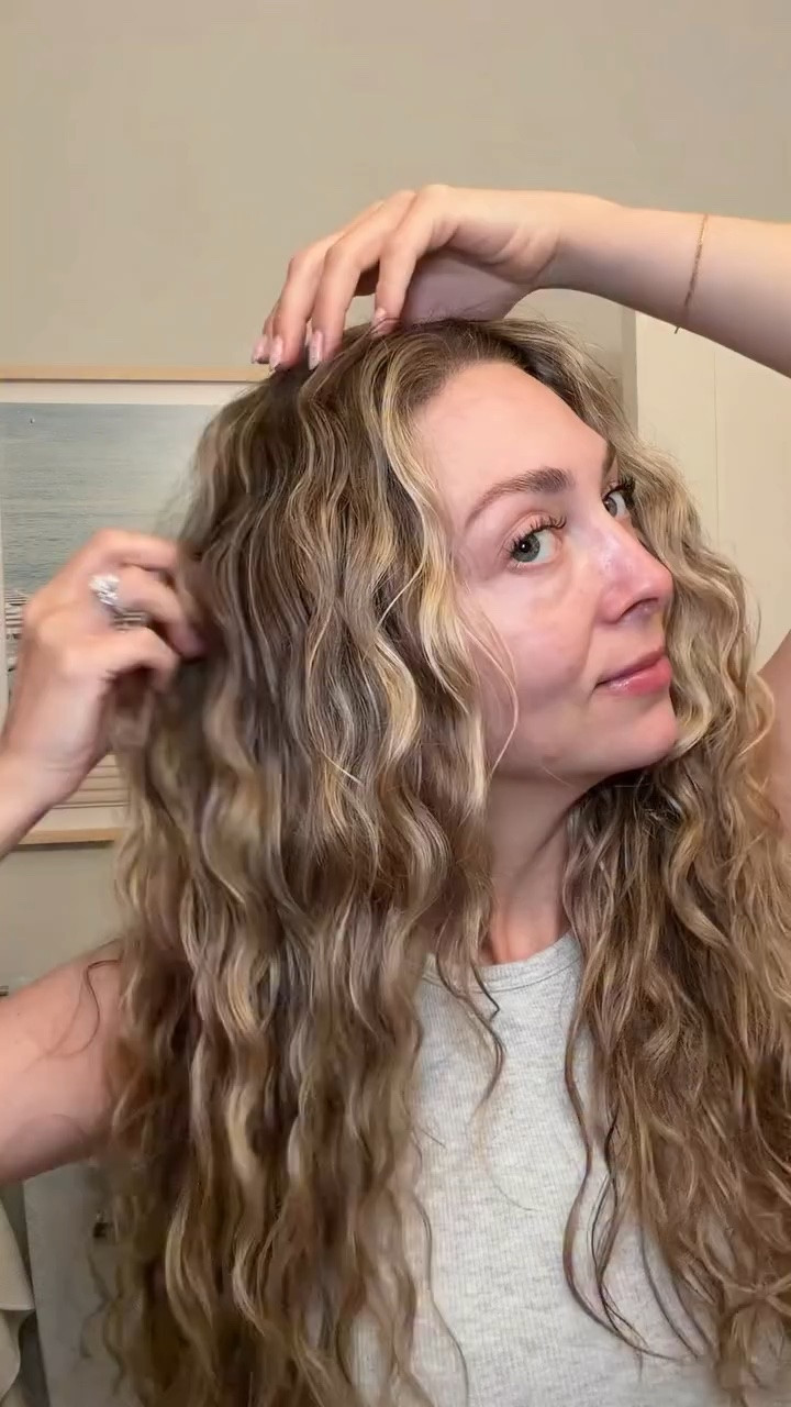 the serum every curly hair girly needs!! 

#hairrefresh #curlrefresh #curlyhairproducts
