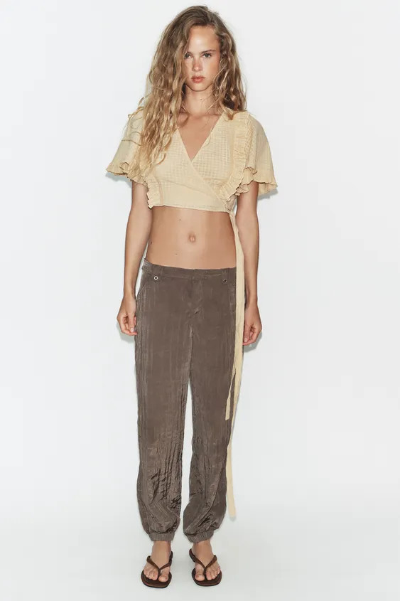 V-neck, short sleeve crop top. Featuring structured fabric and ruffles. Crossover fastening with ... | Zara UK