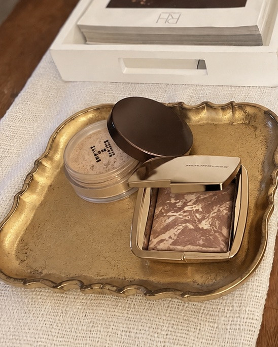 groundbreaking  my new favorites the setting powder does not cake doesn’t move my makeup. I love that. I hate when my makeup doesn’t stay in place.