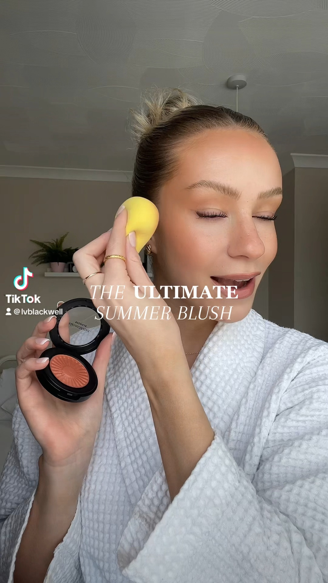 BareMinerals Blonzer - Kiss of Copper  - summer blush, summer make up, sunkissed skin

#LTKeurope #LTKunder50 #LTKbeauty