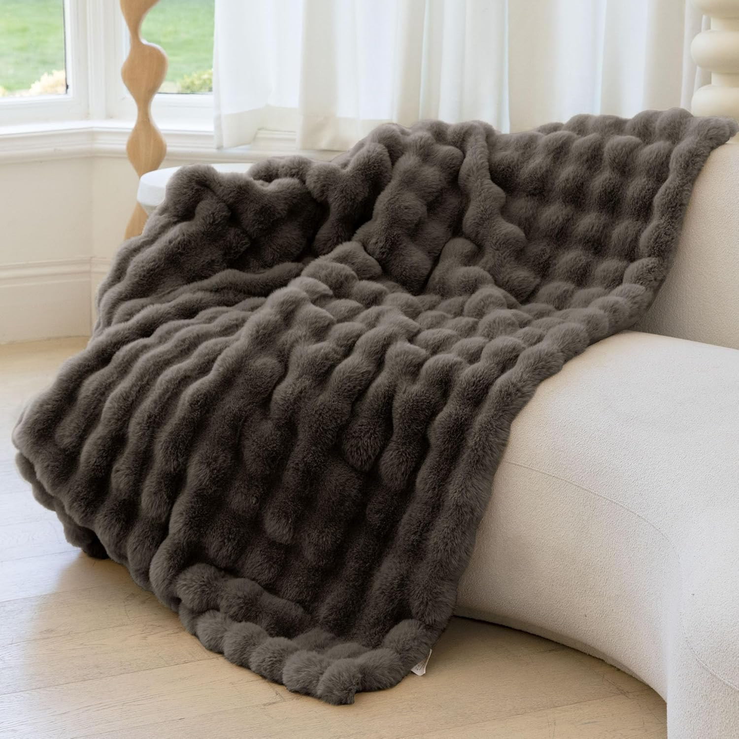 Cozy Faux Fur Blanket – Soft, Fluffy, Warm Bubble Blanket for Couch, Bed & Living Room | Large ... | Amazon (US)