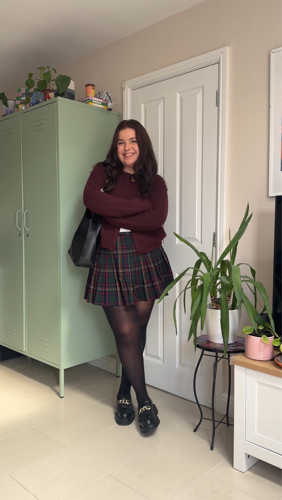 I’m 5’4 and I wear a UK14 🍂✨

Burgundy cardigan, pleated mini skirt, black loafer 

#LTKmidsize #LTKautumn #LTKuk