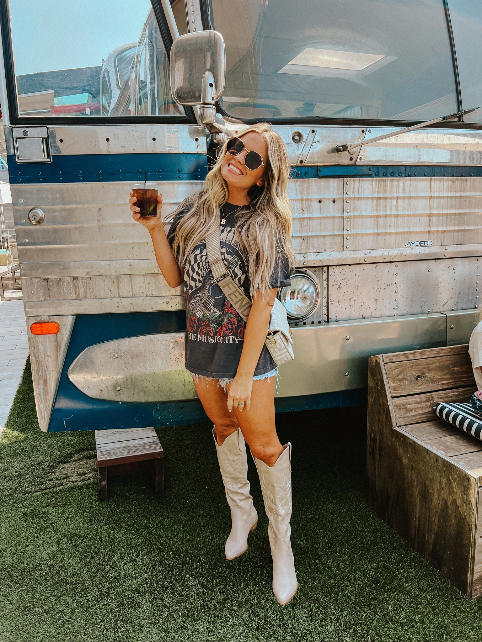 Nashville outfit! Wearing size small in this tee!! #nashville #nashvilleoutfit #countryconcert 