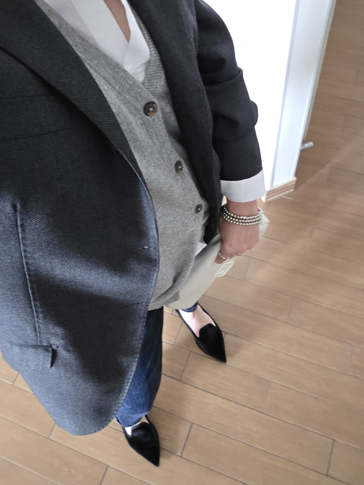 La primavera è il momento ideale per fare spazio a ciò che ami davvero — anche nel guardaroba.  
Oggi indosso un outfit primaverile semplice e leggero, costruito con capi essenziali che rispecchiano il mio stile personale: niente trend forzati, niente pezzi “fantasy”, solo look che funzionano davvero nella vita quotidiana.
Ecco i miei suggerimenti per creare un armadio funzionale e fare shopping mirato, senza sprechi e senza acquisti impulsivi.

🌸 Less is more: scegliere colori, forme e tessuti che valorizzano la tua figura rende ogni outfit più armonioso e facile da abbinare.
🌼 Stop ai paragoni: lasciati ispirare, ma costruisci la tua versione. È così che nasce uno stile autentico e sostenibile.
✨ Decluttering intelligente: elimina ciò che non ami o non usi… spesso il vero stile emerge proprio quando togli, non quando aggiungi. 

 #LTKitalia #LTKeurope #LTKspring