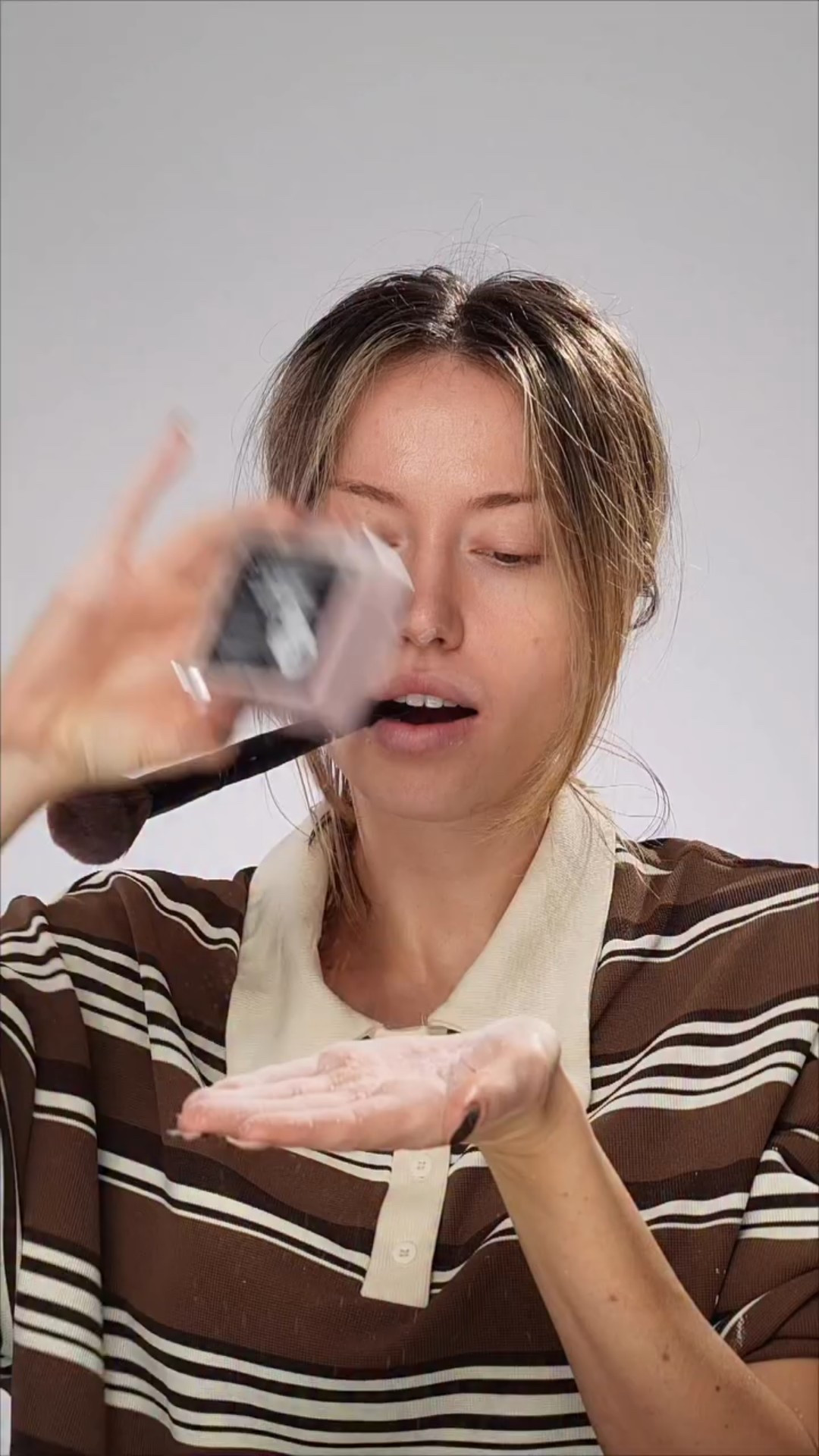 Can you say I am obsessed with @hudabeauty  Easy Bake Powder Duo 🩷🧡
And still one of my fave 🌹 mist from @kayali 
.
.
.
#hudabeauty #bakingpowder